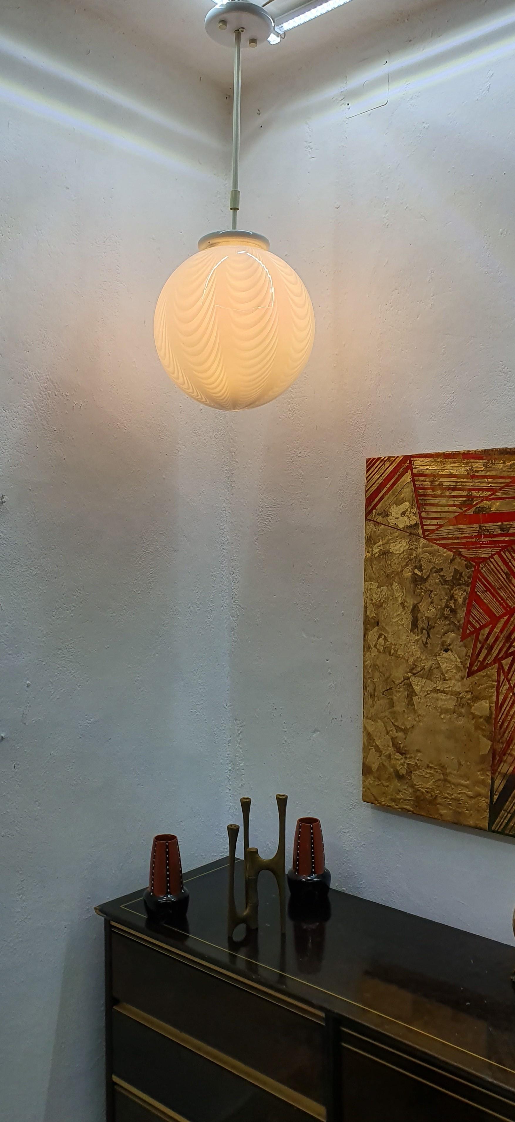 Italiano Lampadario o lanterna a sfera Venini ´Swirl´ in vetro di Murano, circa anni '70 in vendita