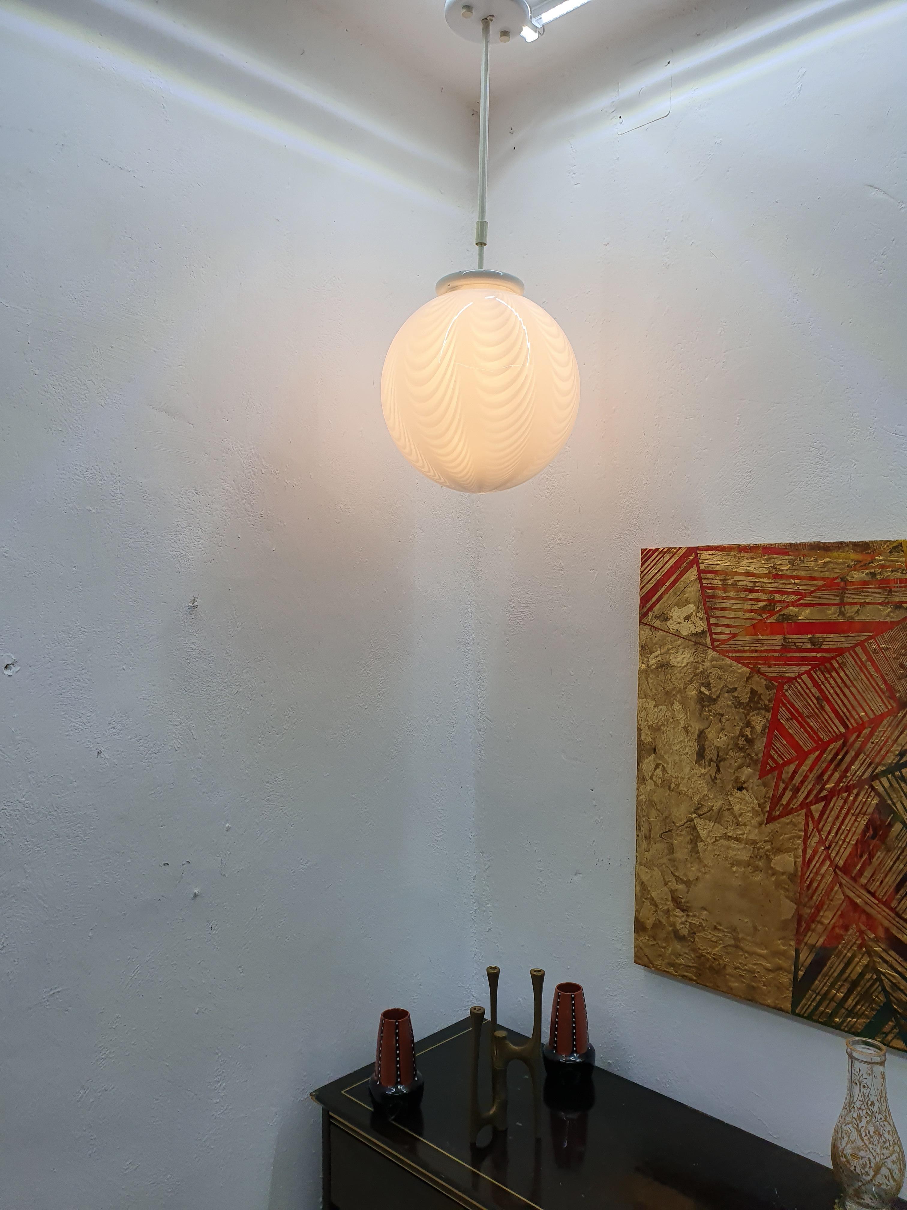 Fatto a mano Lampadario o lanterna a sfera Venini ´Swirl´ in vetro di Murano, circa anni '70 in vendita