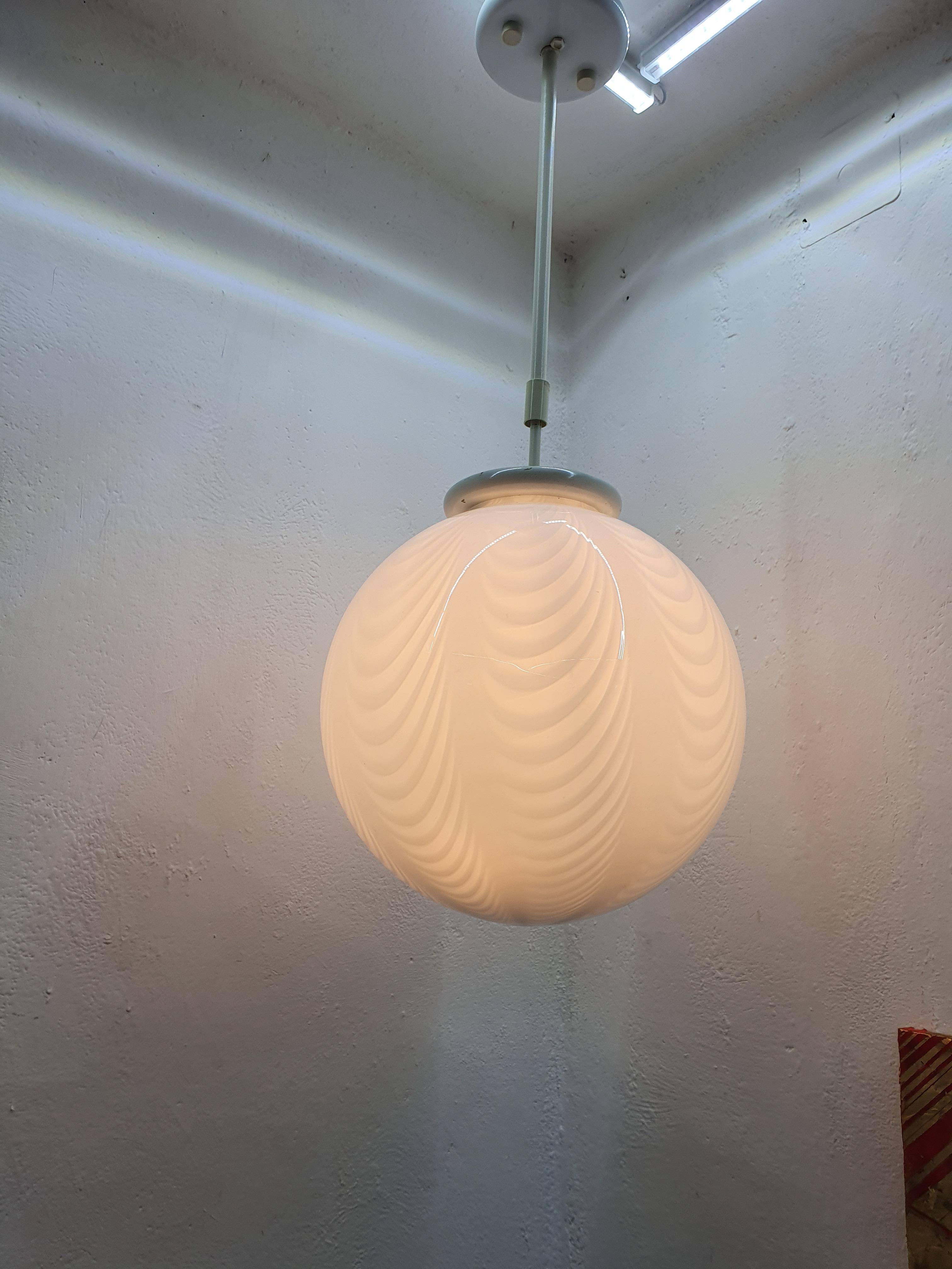 XX secolo Lampadario o lanterna a sfera Venini ´Swirl´ in vetro di Murano, circa anni '70 in vendita