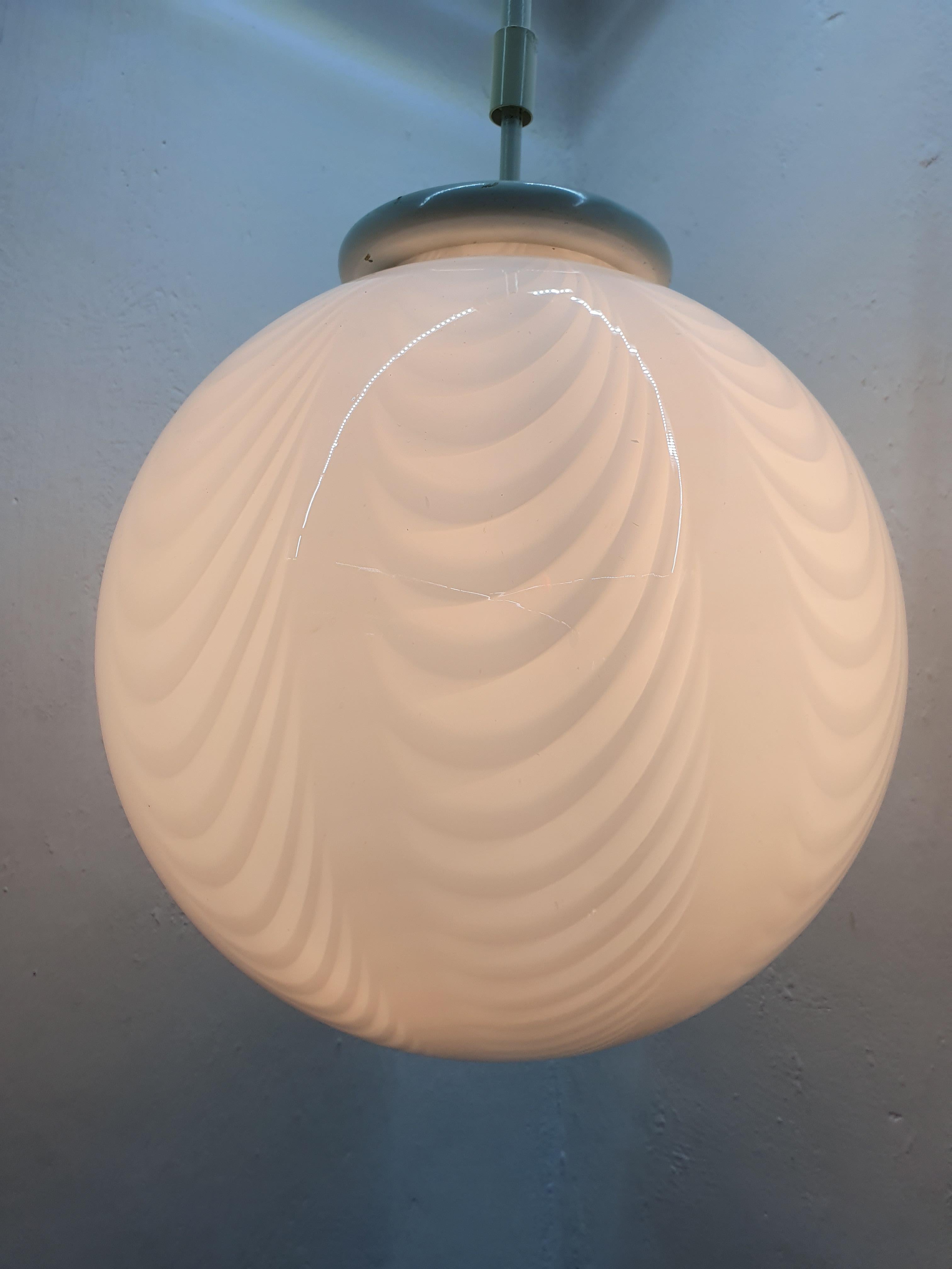 Vetro soffiato Lampadario o lanterna a sfera Venini ´Swirl´ in vetro di Murano, circa anni '70 in vendita