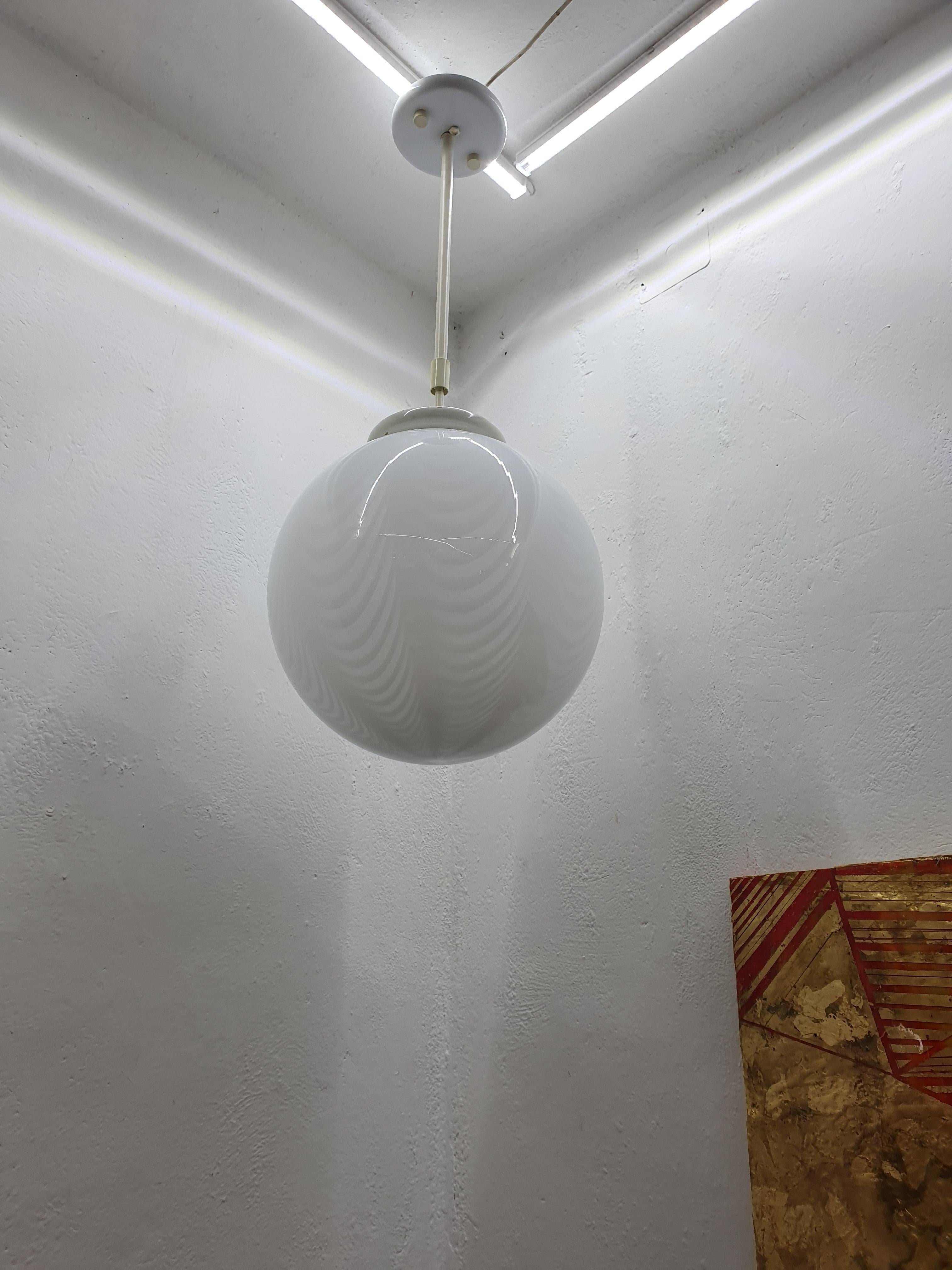 Lampadario o lanterna a sfera Venini ´Swirl´ in vetro di Murano, circa anni '70 in vendita 1