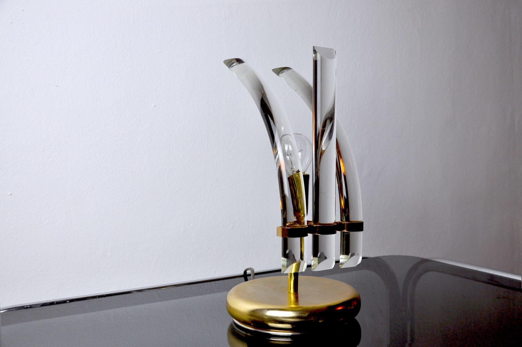 Très belle et rare lampe Venini datant des années 70, conçue et produite en Italie. Verre de Murano composé de cristaux courbes et droits. Objet au design unique qui illuminera merveilleusement votre intérieur. Contrôle de l'électricité, marque de