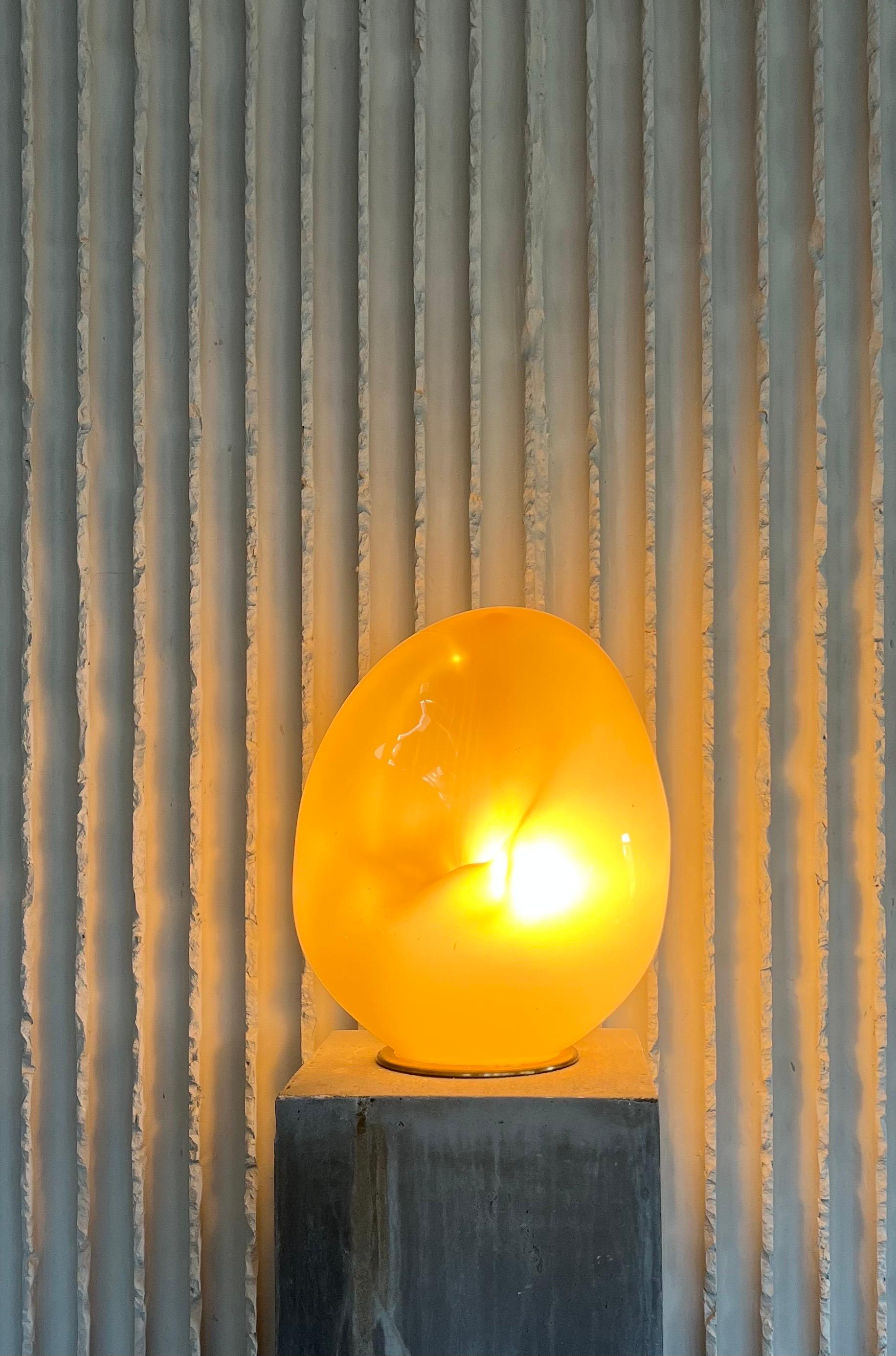 Un exemple rare et exquis des premières œuvres de Carlo Scarpa pour le légendaire verrier de Murano, Venini. Conçue dans les années 1940, cette lampe de table sculpturale incarne l'approche caractéristique de Scarpa, où l'architecture rencontre