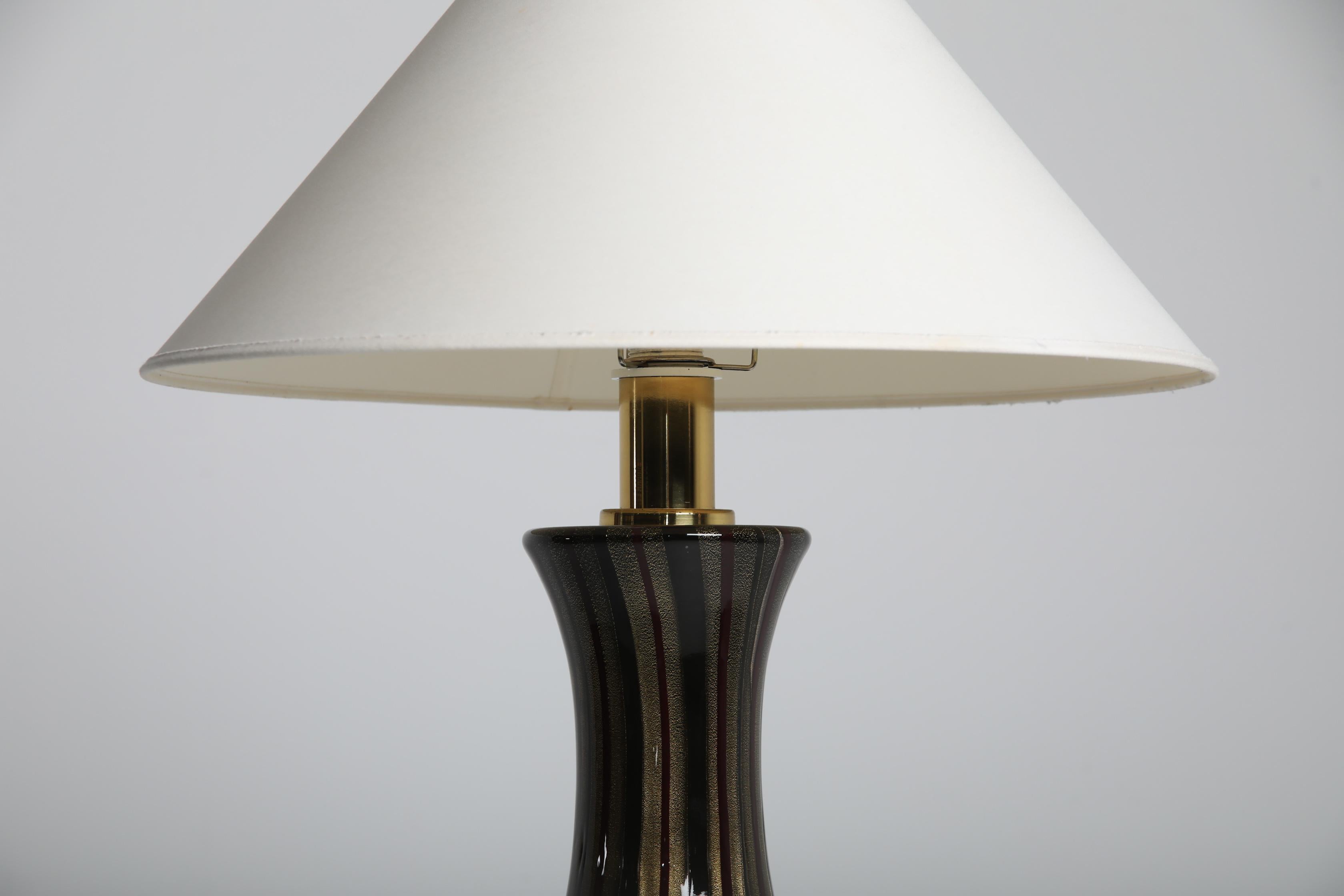 Italiano Lampada da tavolo Venini in vetro di Murano e ottone, Italia, anni '50 in vendita