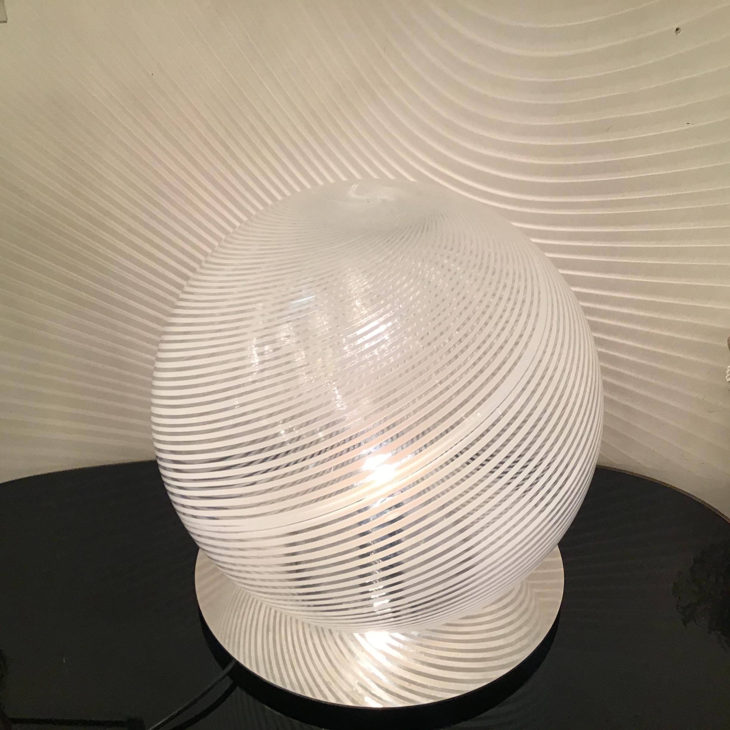Venini-Tischlampe aus Muranoglas und Metall, Crome, Italien, 1960 im Zustand „Hervorragend“ im Angebot in Milano, IT