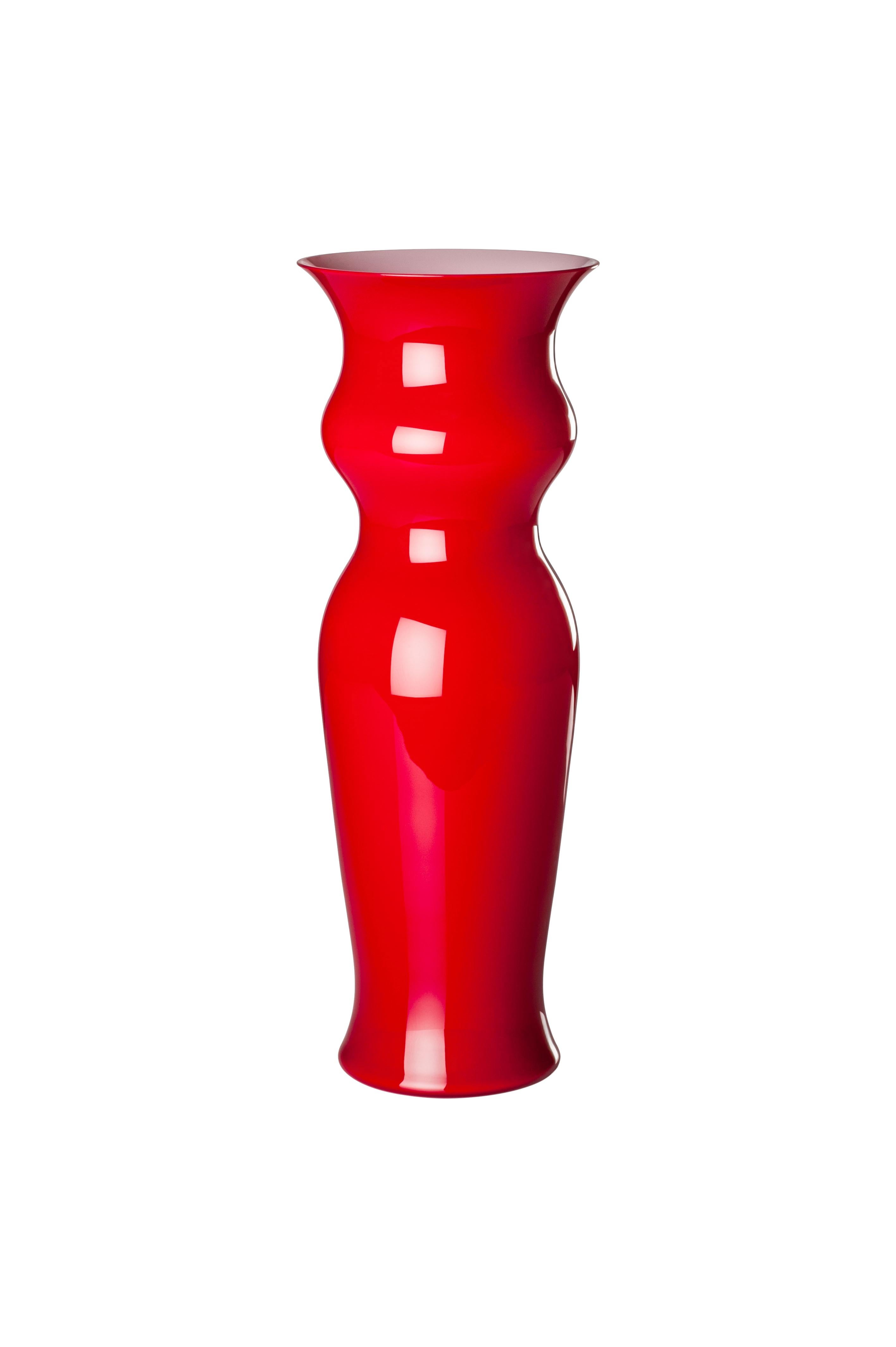 Venini glass vase with thin body and neck and elegant design by Leonardo Ranucci in 2009. Featured in red colored glass. Perfect for indoor home decor as container or strong statement piece for any room. Numbered edition for year.

Dimensions: 16