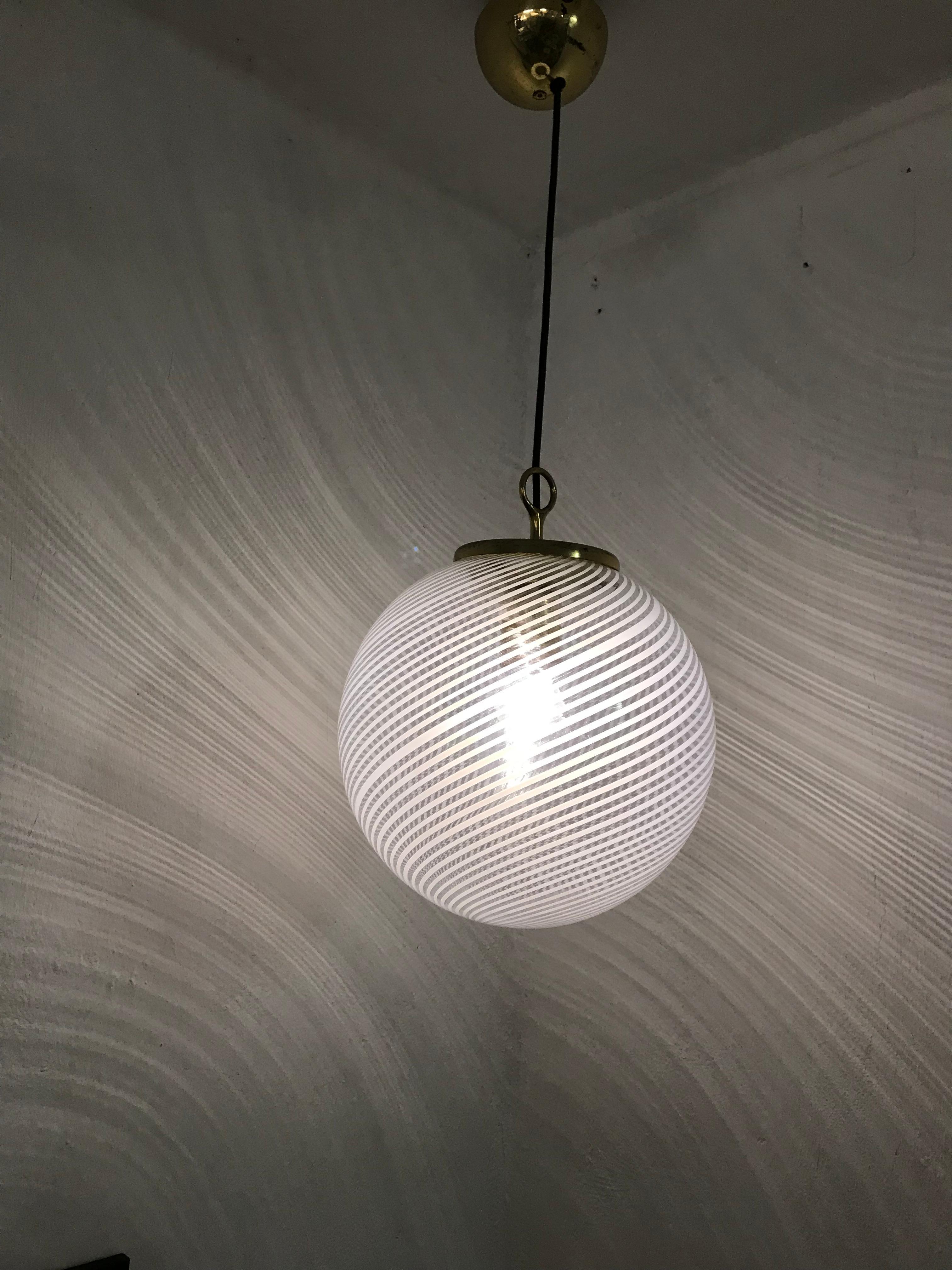 Venini Style, 'Tessuto' Chandelier or Lantern in Murano Glass, circa 1970s Italiano en venta