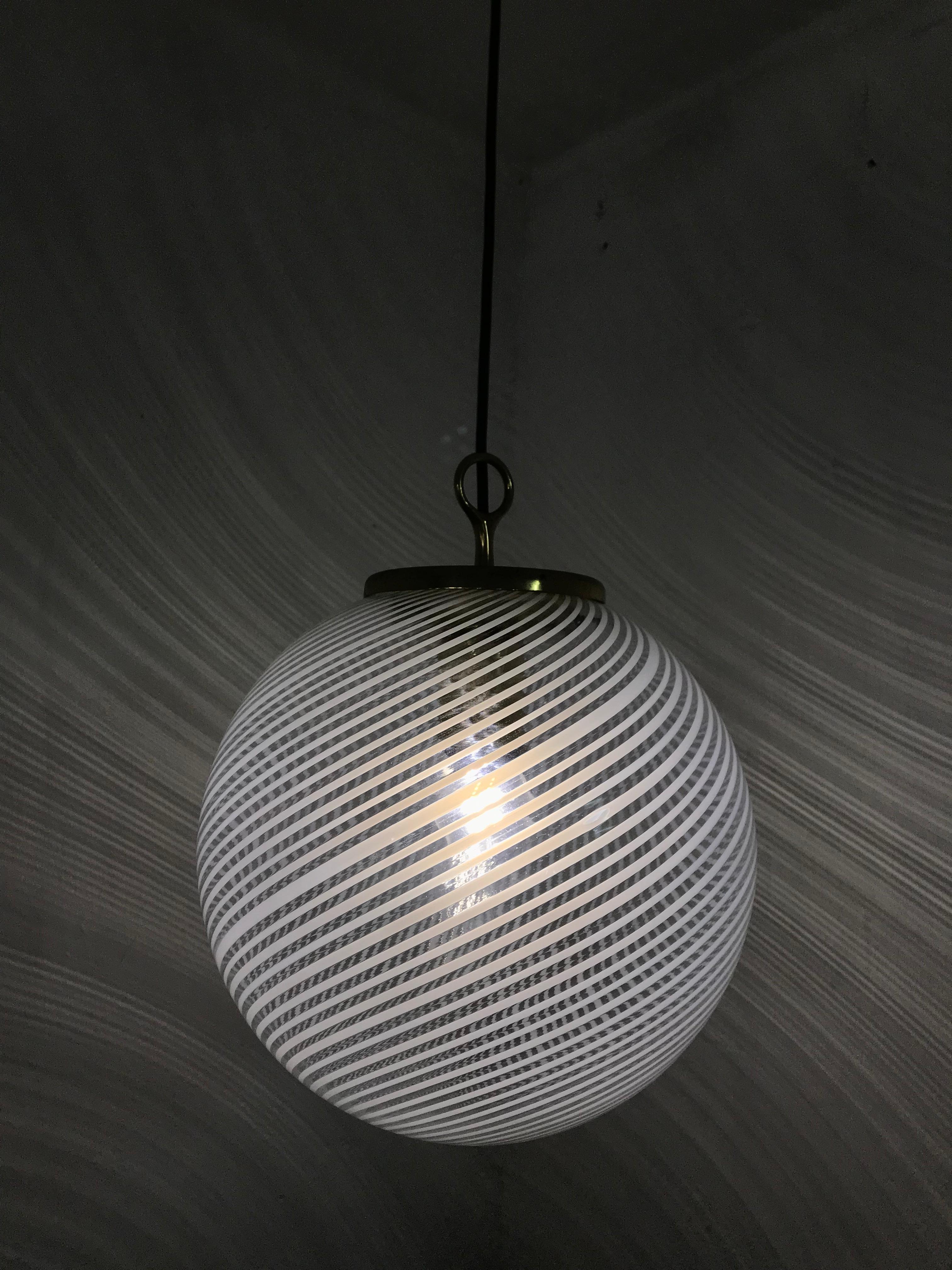 Venini Style, 'Tessuto' Chandelier or Lantern in Murano Glass, circa 1970s siglo XX en venta