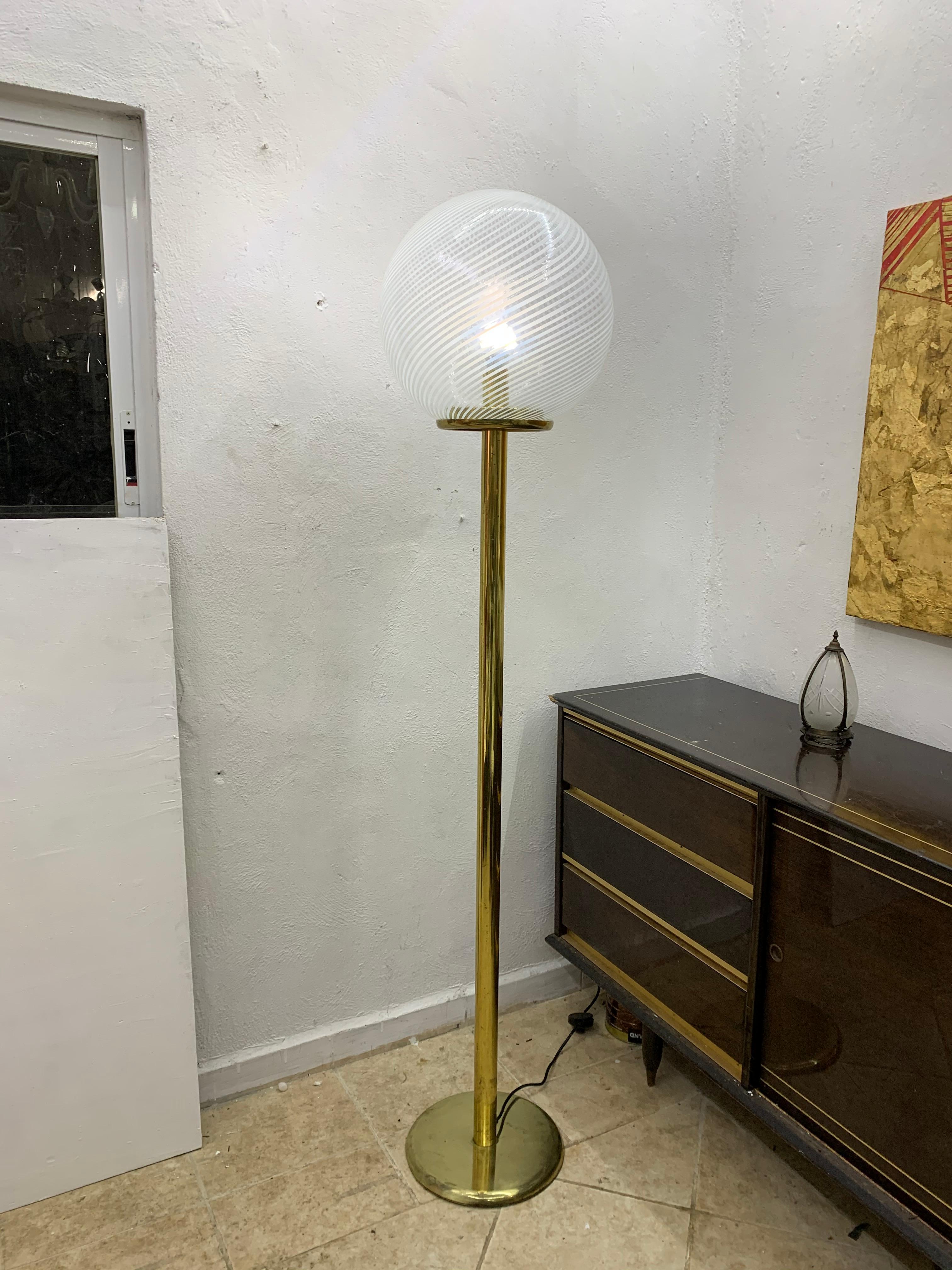 Venini, 'Tessuto' Sphere Floor Lamp in Brass and Murano Glass, Italy, circa 1970 For Sale 2