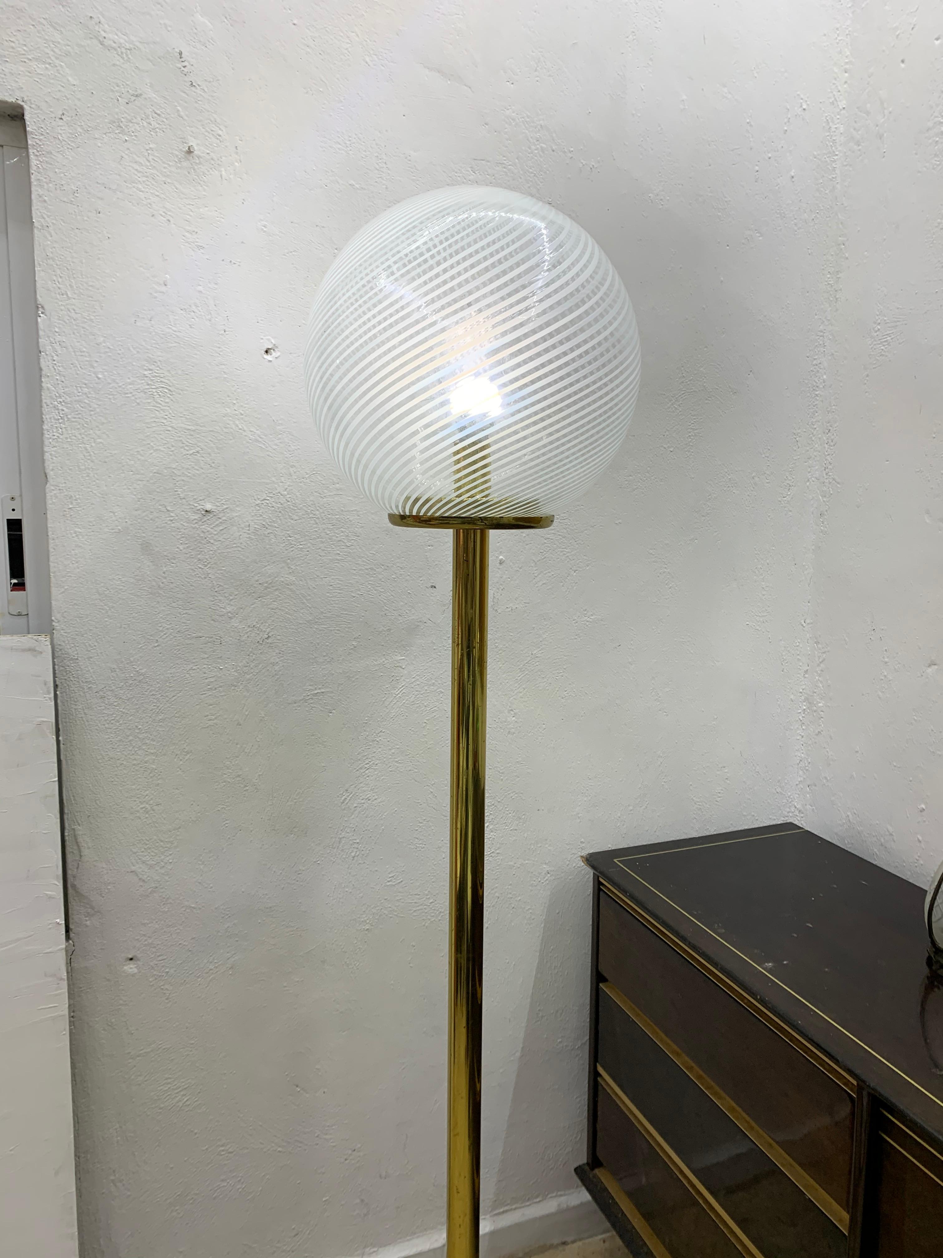 Venini, 'Tessuto' Sphere Floor Lamp in Brass and Murano Glass, Italy, circa 1970 For Sale 3