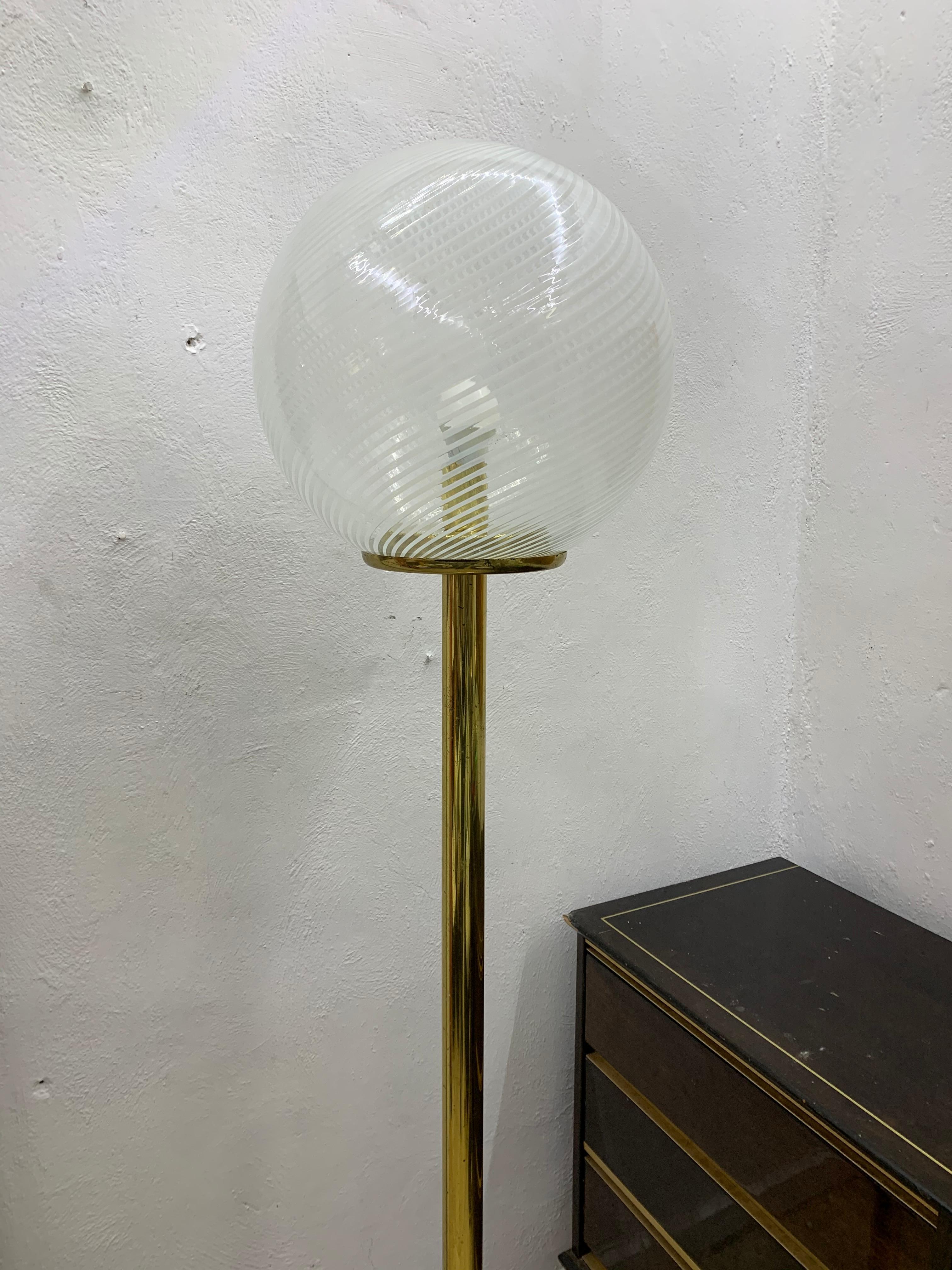 Venini, 'Tessuto' Sphere Floor Lamp in Brass and Murano Glass, Italy, circa 1970 For Sale 4