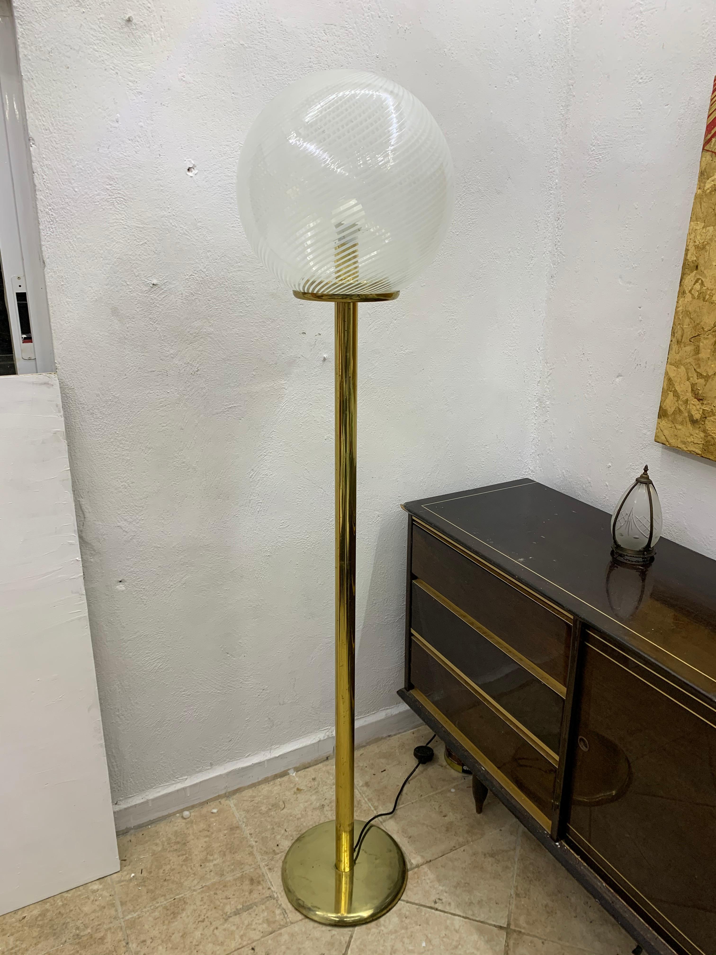 Venini, 'Tessuto' Sphere Floor Lamp in Brass and Murano Glass, Italy, circa 1970 For Sale 5