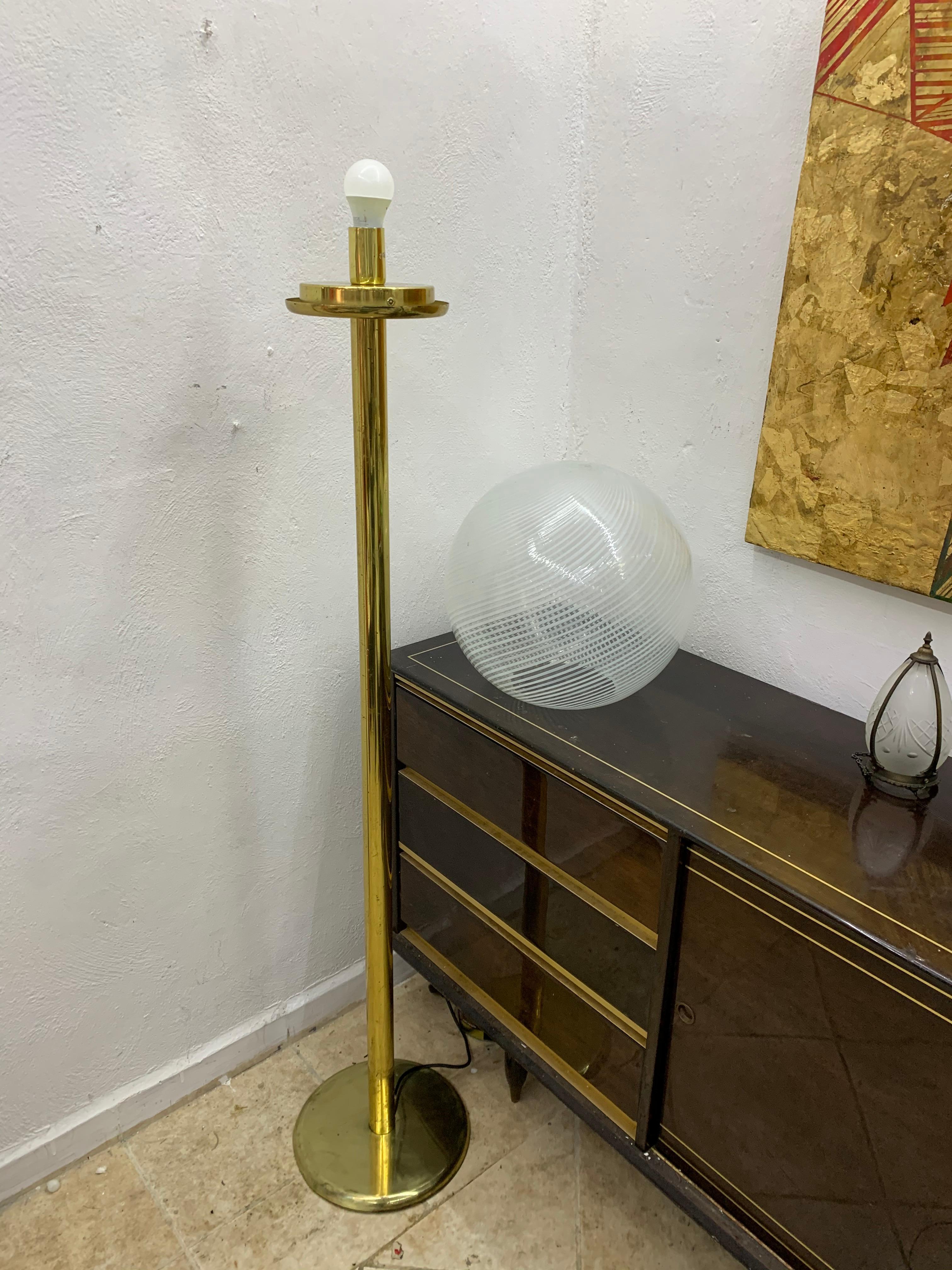Venini, 'Tessuto' Sphere Floor Lamp in Brass and Murano Glass, Italy, circa 1970 For Sale 7