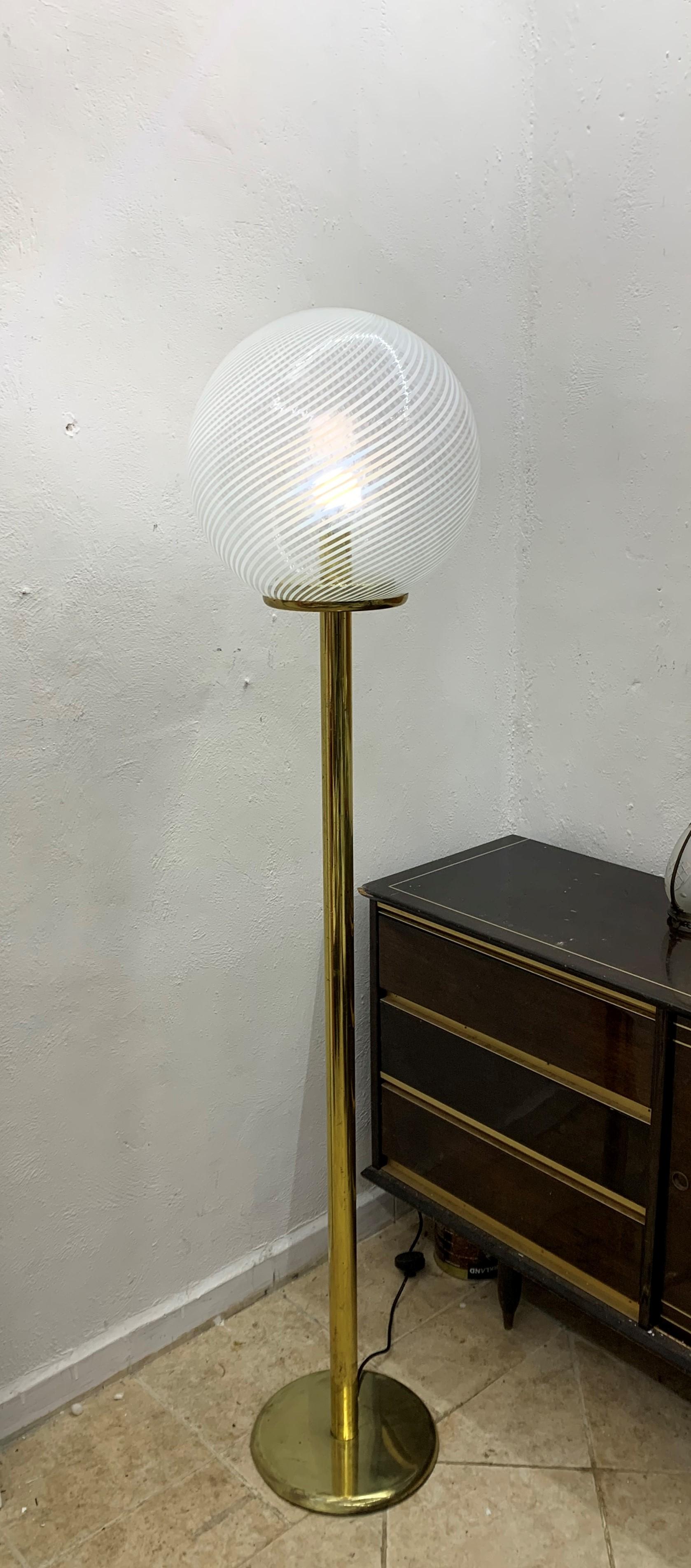 Schöne und große Stehlampe, bestehend aus einer Messingstange und einer mundgeblasenen Muranoglaskugel, die Venini zugeschrieben wird, um 1970.
      