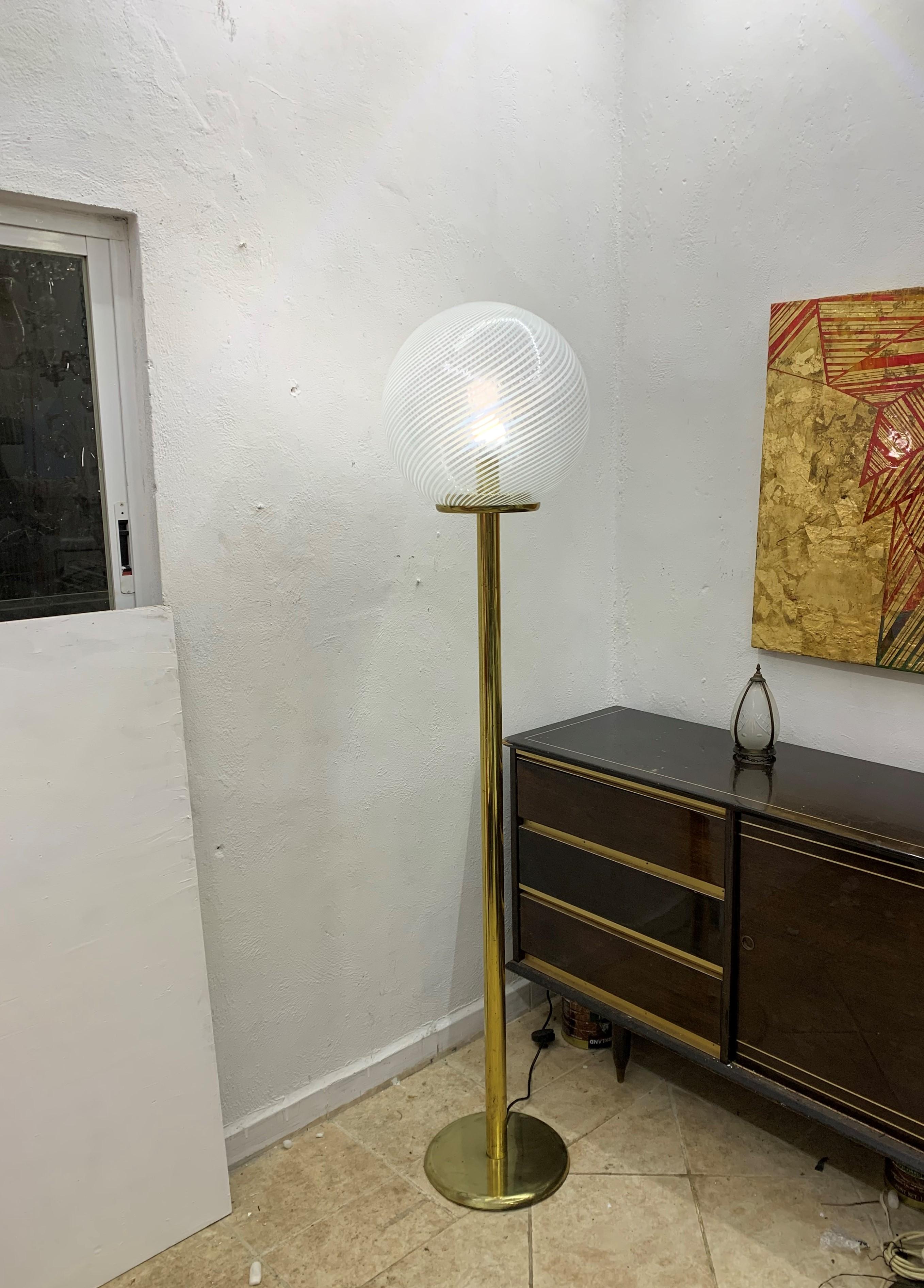 Mid-Century Modern Venini, 'Tessuto' Sphere Floor Lamp in Brass and Murano Glass, Italy, circa 1970 For Sale