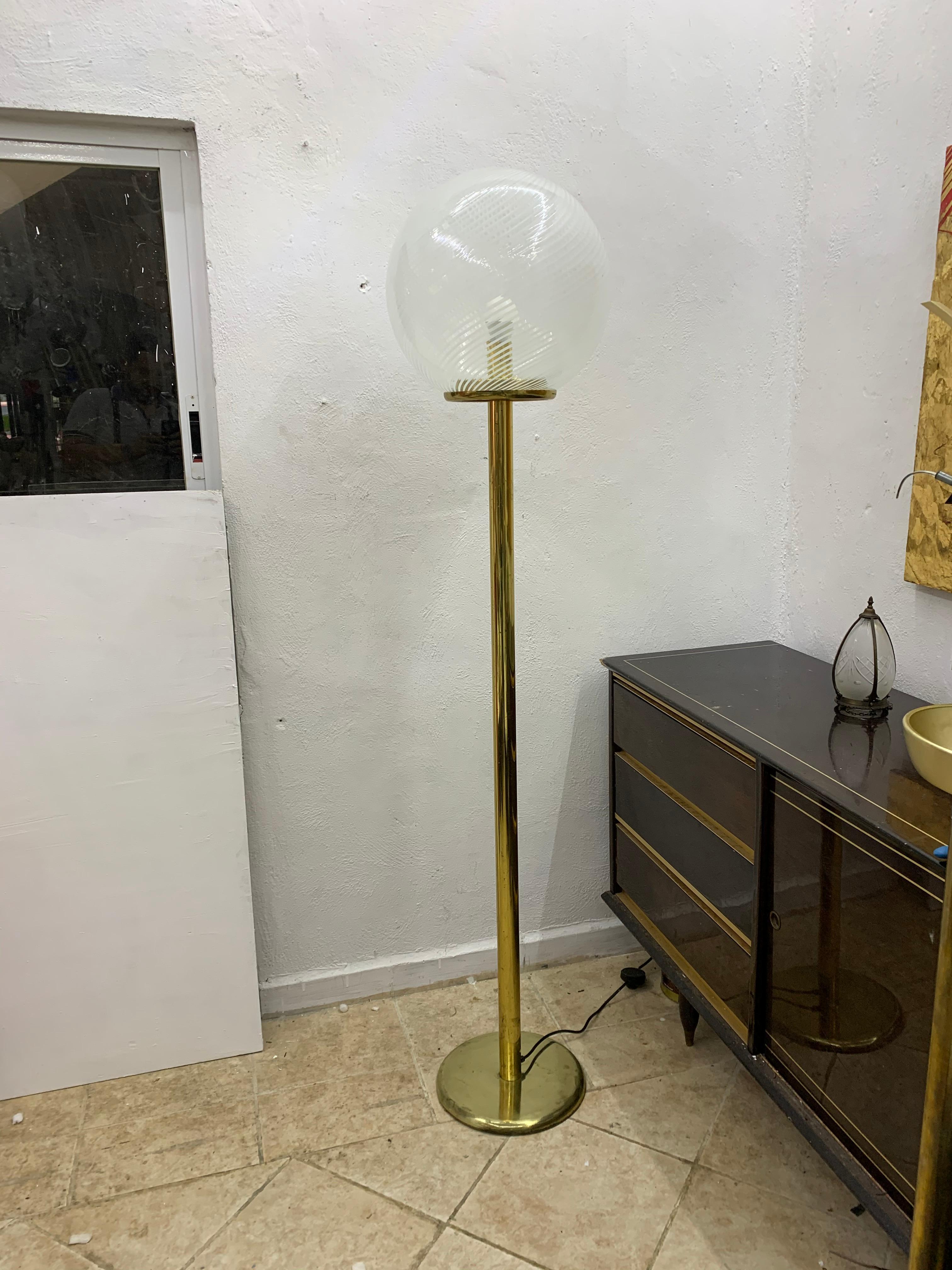 Italian Venini, 'Tessuto' Sphere Floor Lamp in Brass and Murano Glass, Italy, circa 1970 For Sale