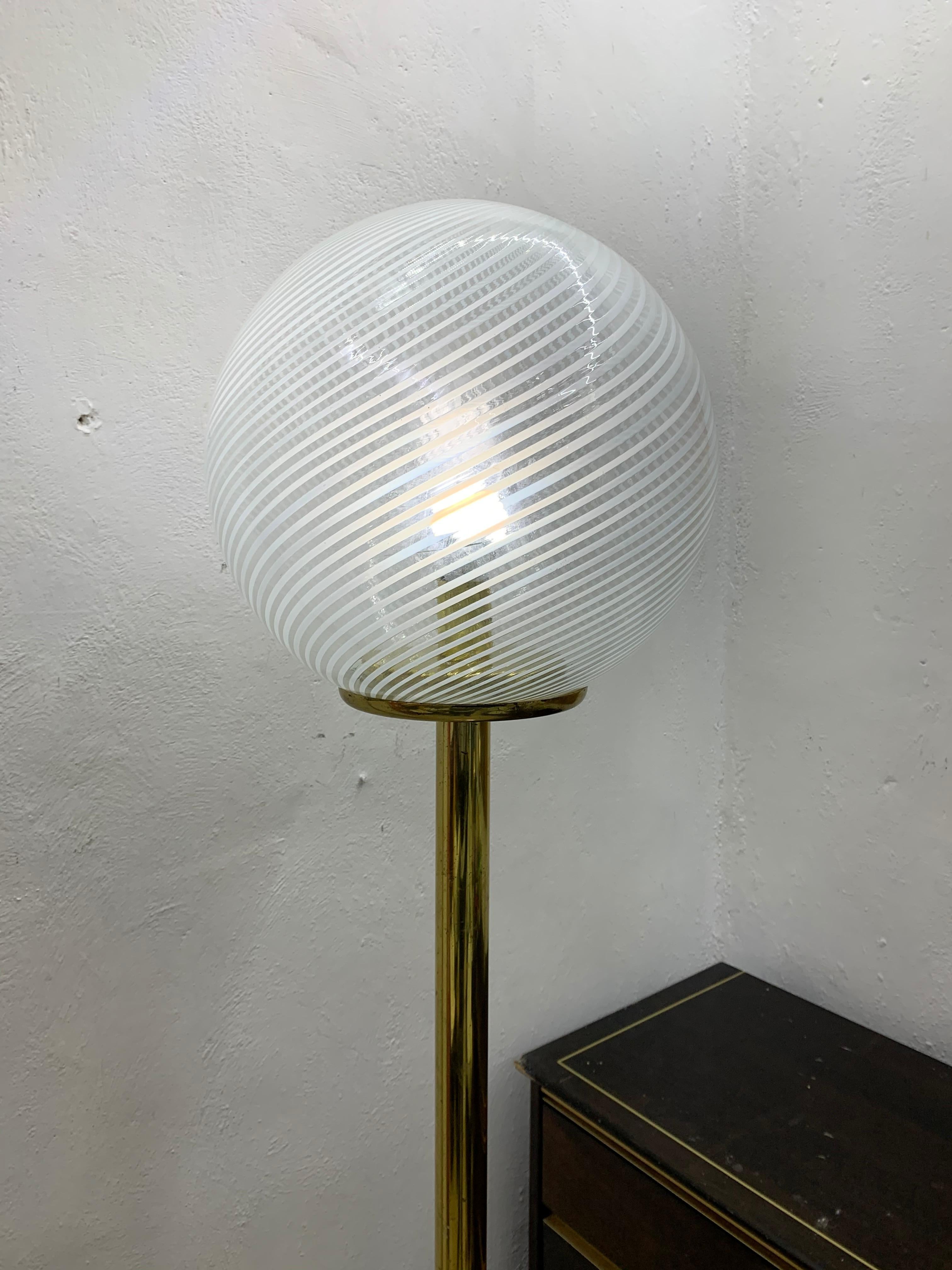 Hand-Crafted Venini, 'Tessuto' Sphere Floor Lamp in Brass and Murano Glass, Italy, circa 1970 For Sale