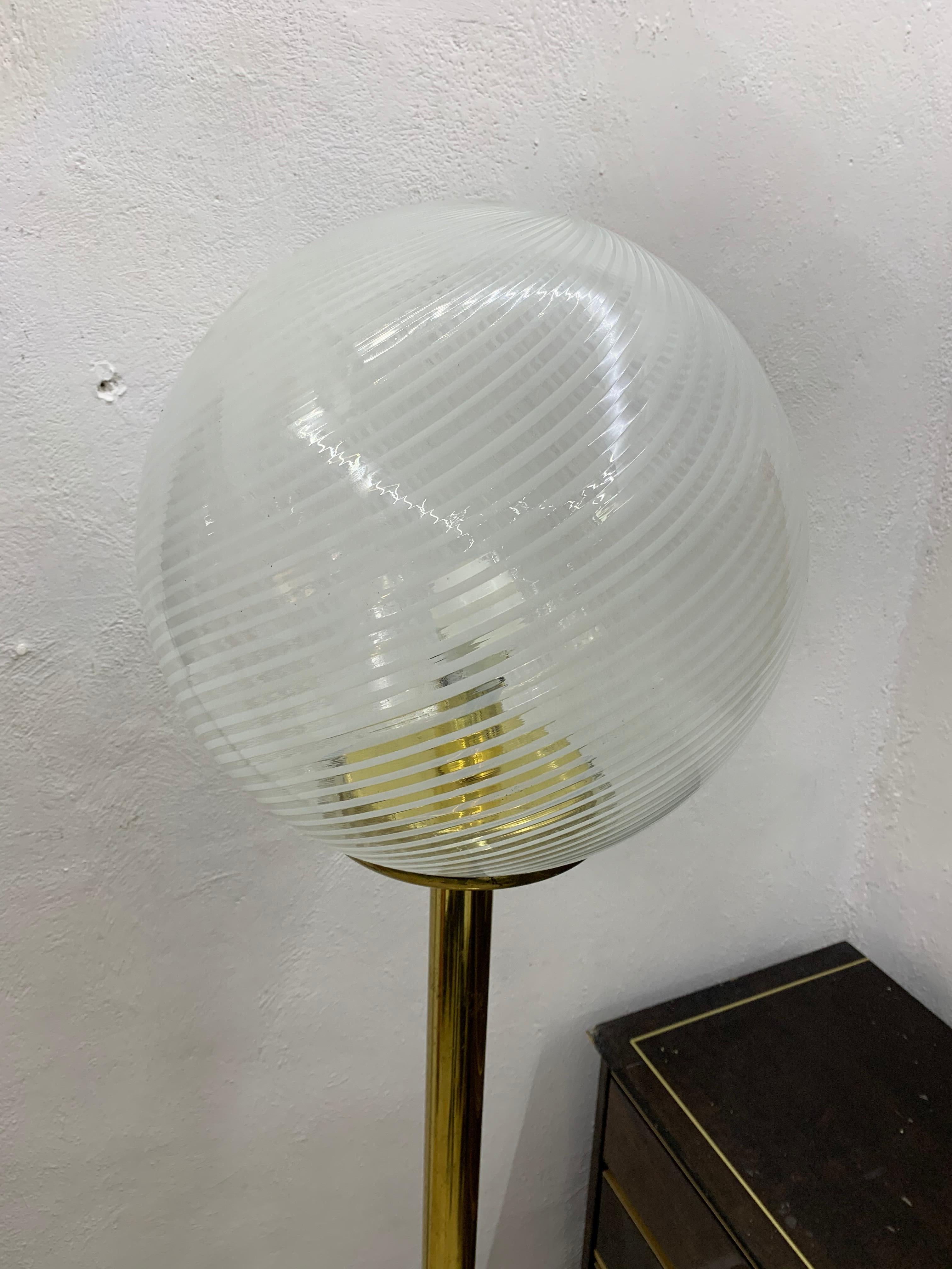 Venini, 'Tessuto' Sphere Floor Lamp in Brass and Murano Glass, Italy, circa 1970 In Good Condition For Sale In Merida, Yucatan