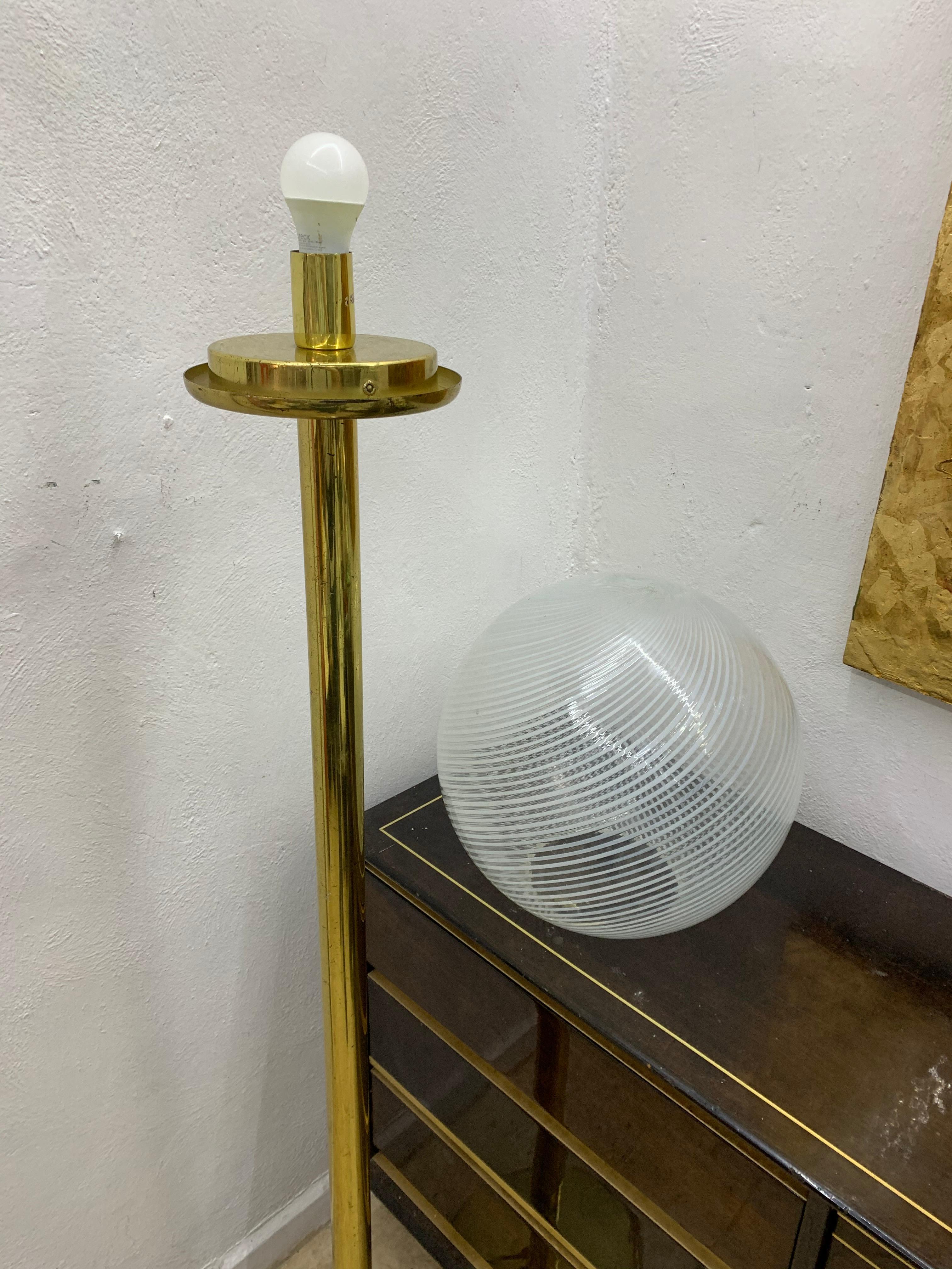 Late 20th Century Venini, 'Tessuto' Sphere Floor Lamp in Brass and Murano Glass, Italy, circa 1970 For Sale