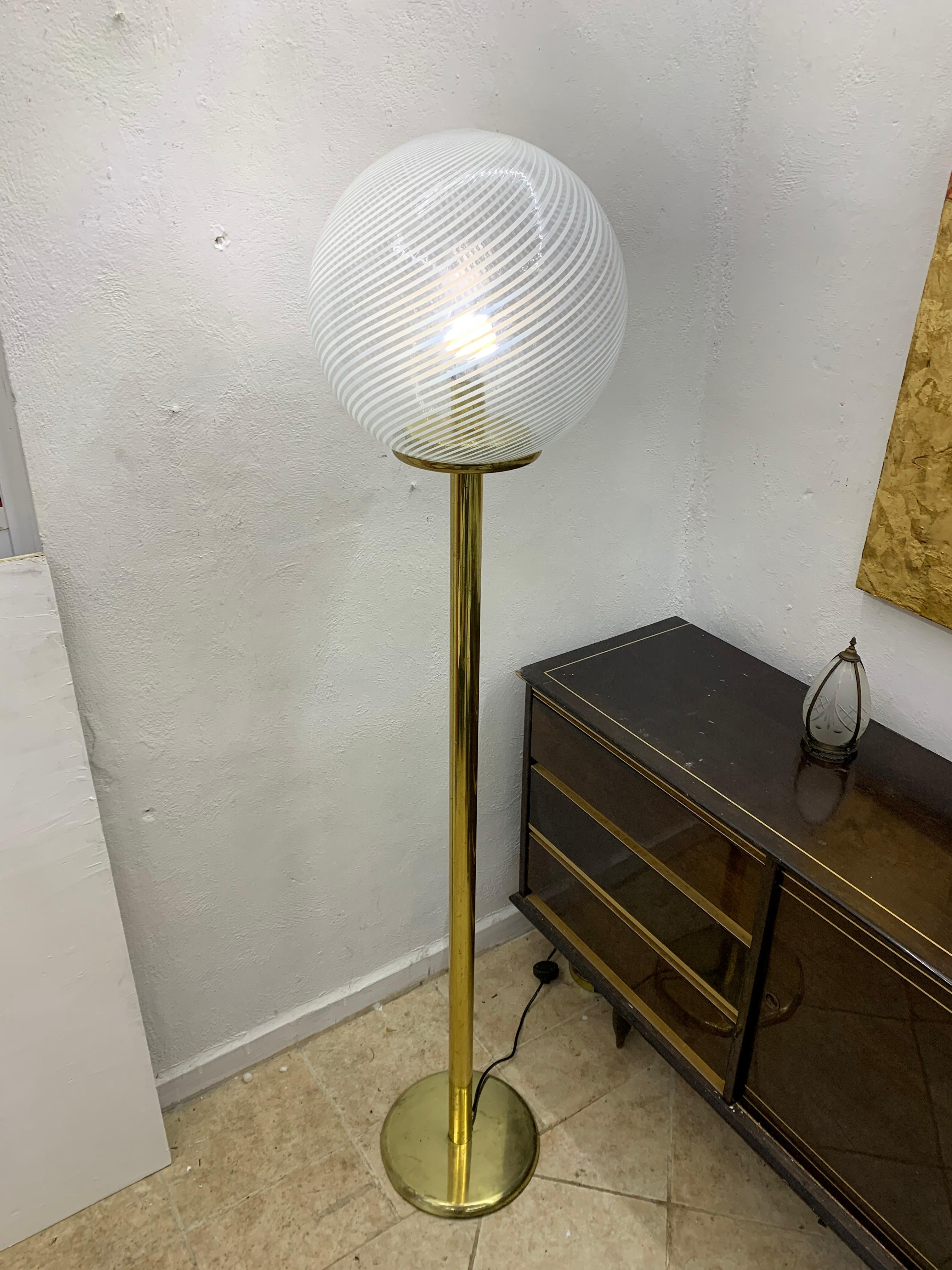Blown Glass Venini, 'Tessuto' Sphere Floor Lamp in Brass and Murano Glass, Italy, circa 1970 For Sale