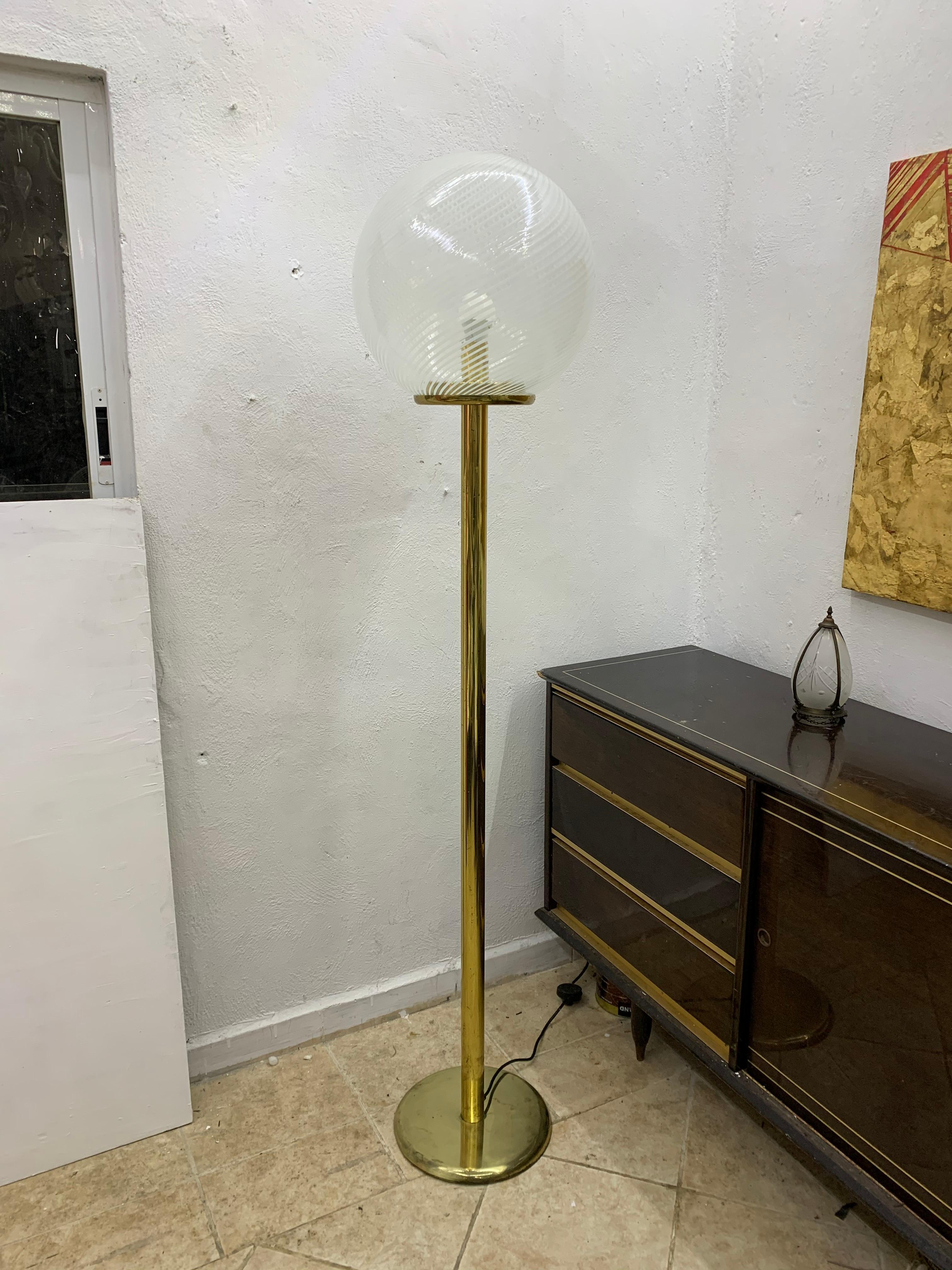 Venini, 'Tessuto' Sphere Floor Lamp in Brass and Murano Glass, Italy, circa 1970 For Sale 1