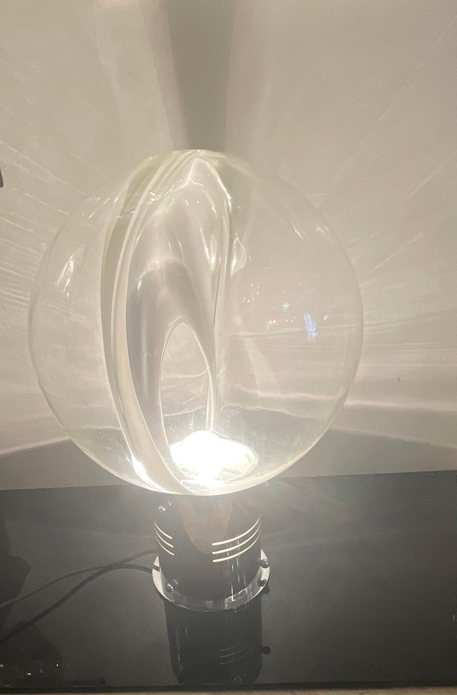 VENINI Murano - A beautiful table lamp designed by TONI ZUCCHERI and produced by VENINI in MURANO, in the 1970s.
Series model  MEMBRANE, steel frame , original.
Working order. 
