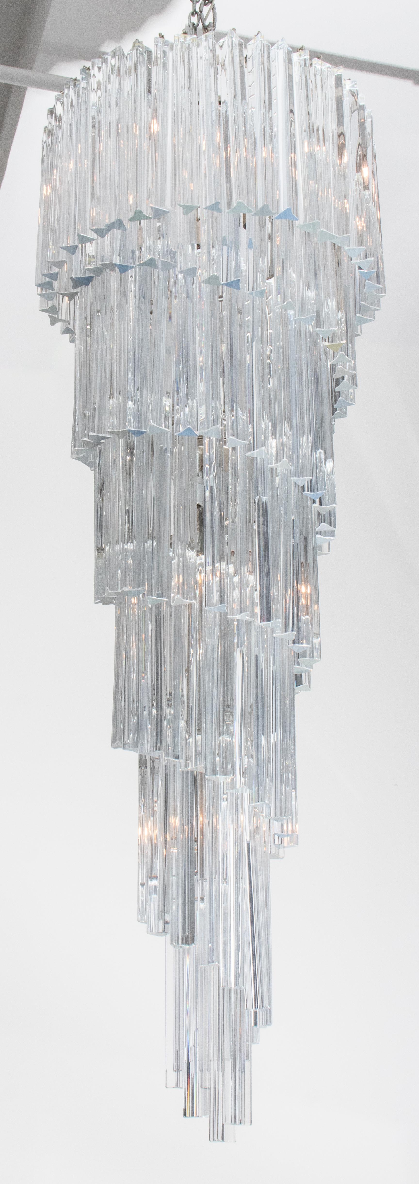 Venini Series Triedri Glass Cascading Spiral Chandelier. Provenance : Provenant d'une collection de la ville de New York.

Concessionnaire : S138XX