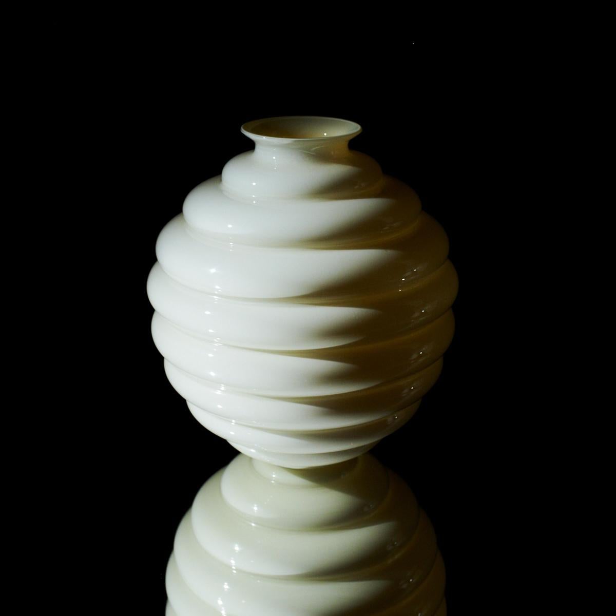 Venini  Vase ‘Deco’ in Opaque White Glass by Napoleone Martinuzzi In Good Condition In Berlin, BE