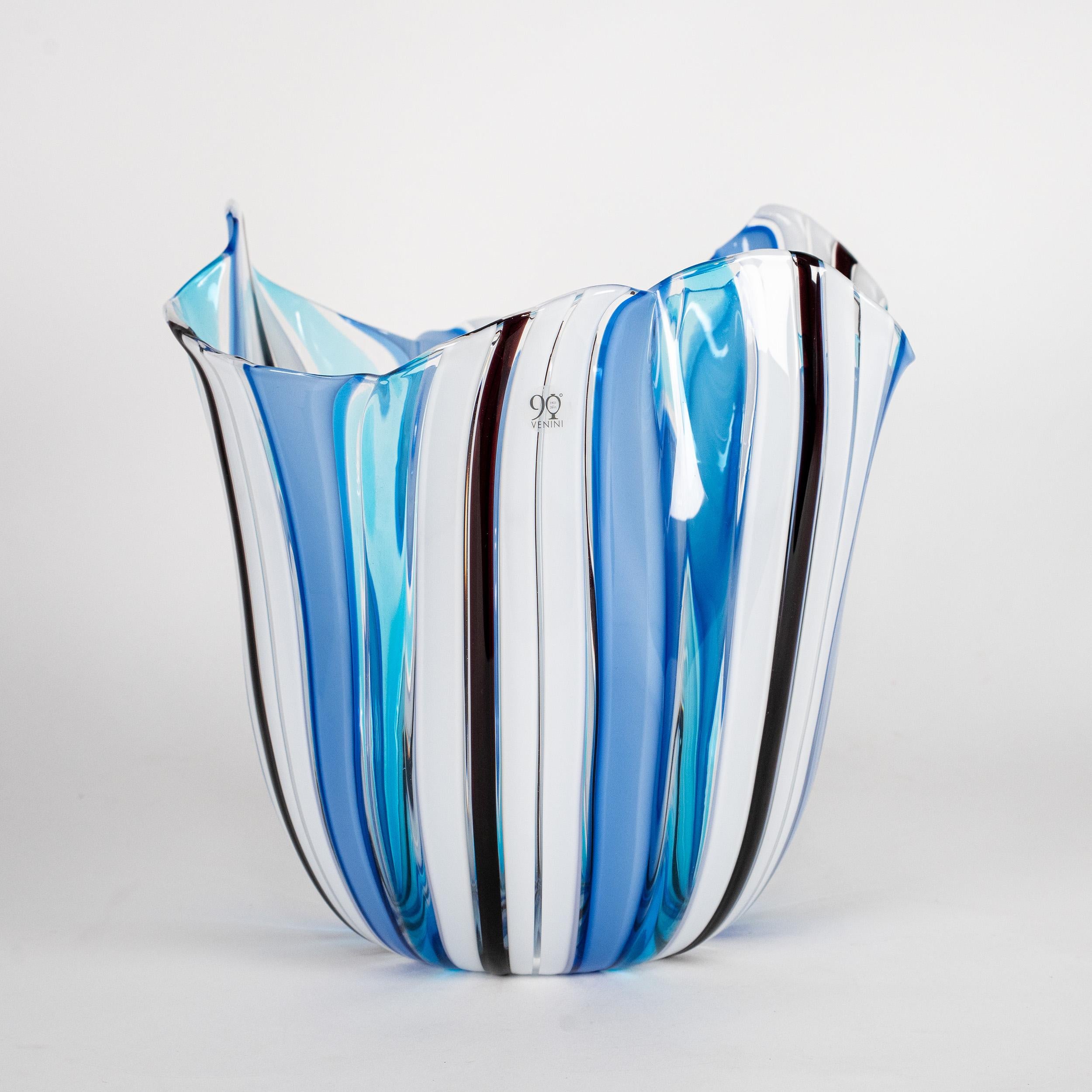 Mid-Century moderno Venini vaso Fazzoletto A Canne in vetro di Murano, firmato 2011, fatto a mano in Italia in vendita