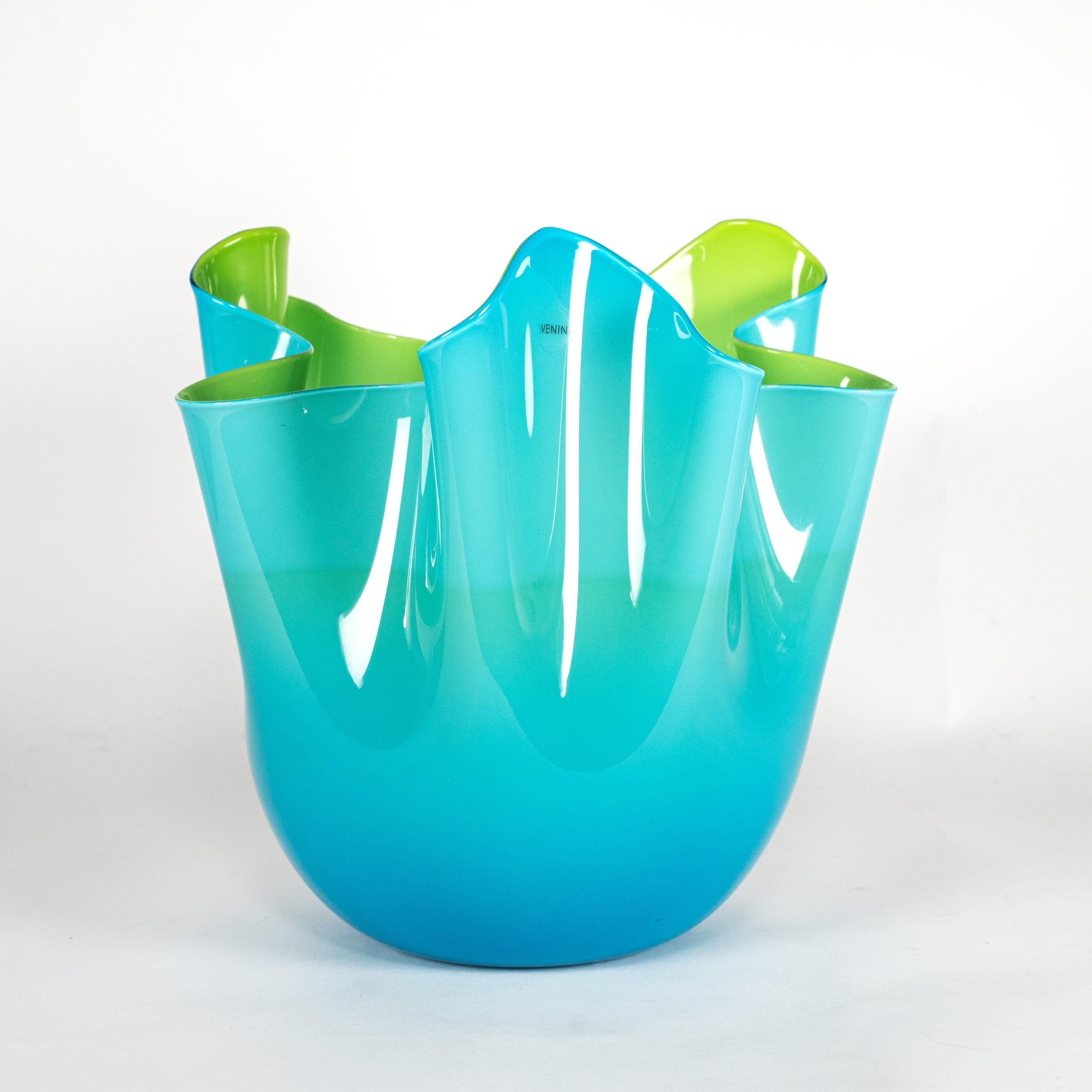 Mid-Century Modern Vase VENINI Fazzoletto aigue-marine et vert en verre de Murano, signé 2010 en vente