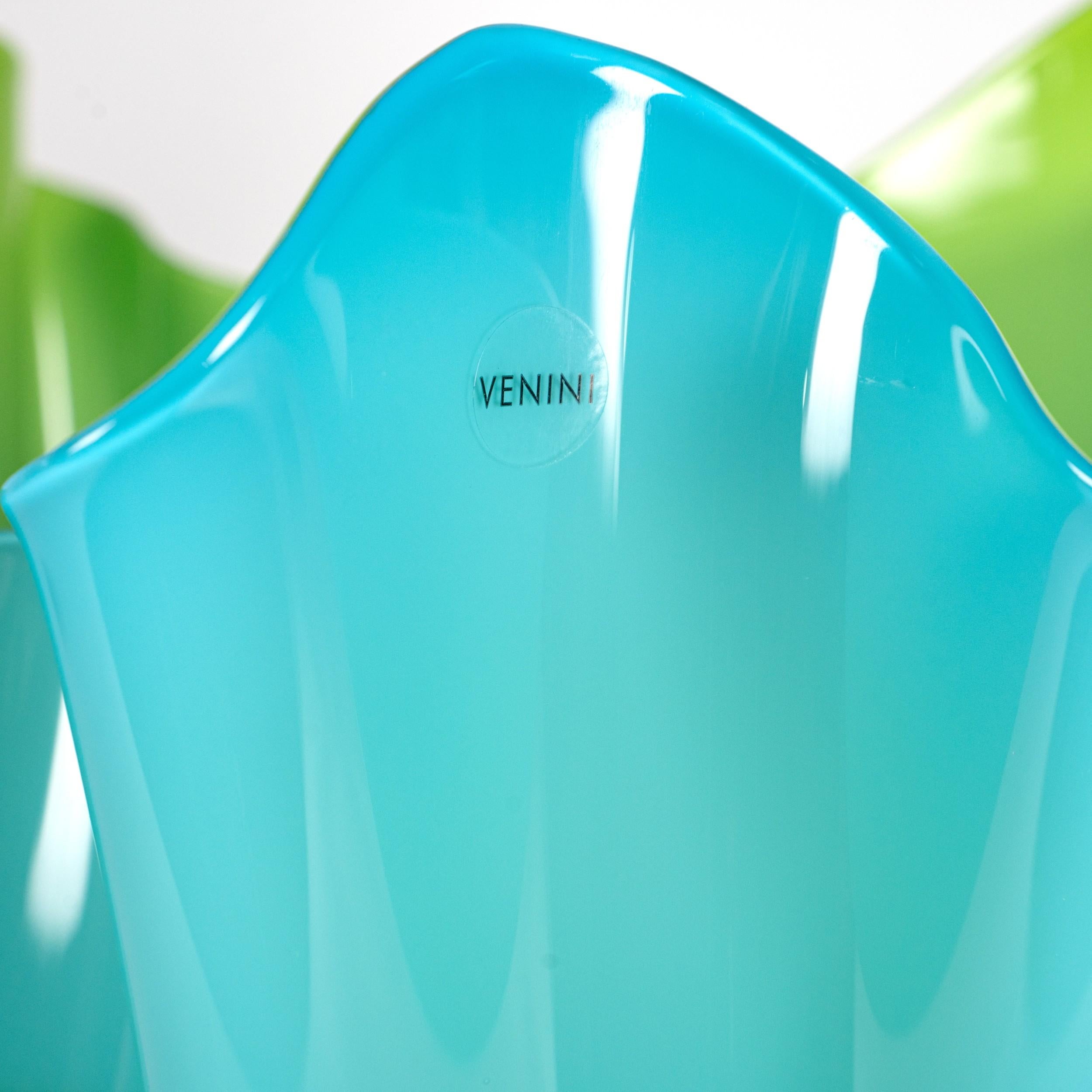 italien Vase VENINI Fazzoletto aigue-marine et vert en verre de Murano, signé 2010 en vente