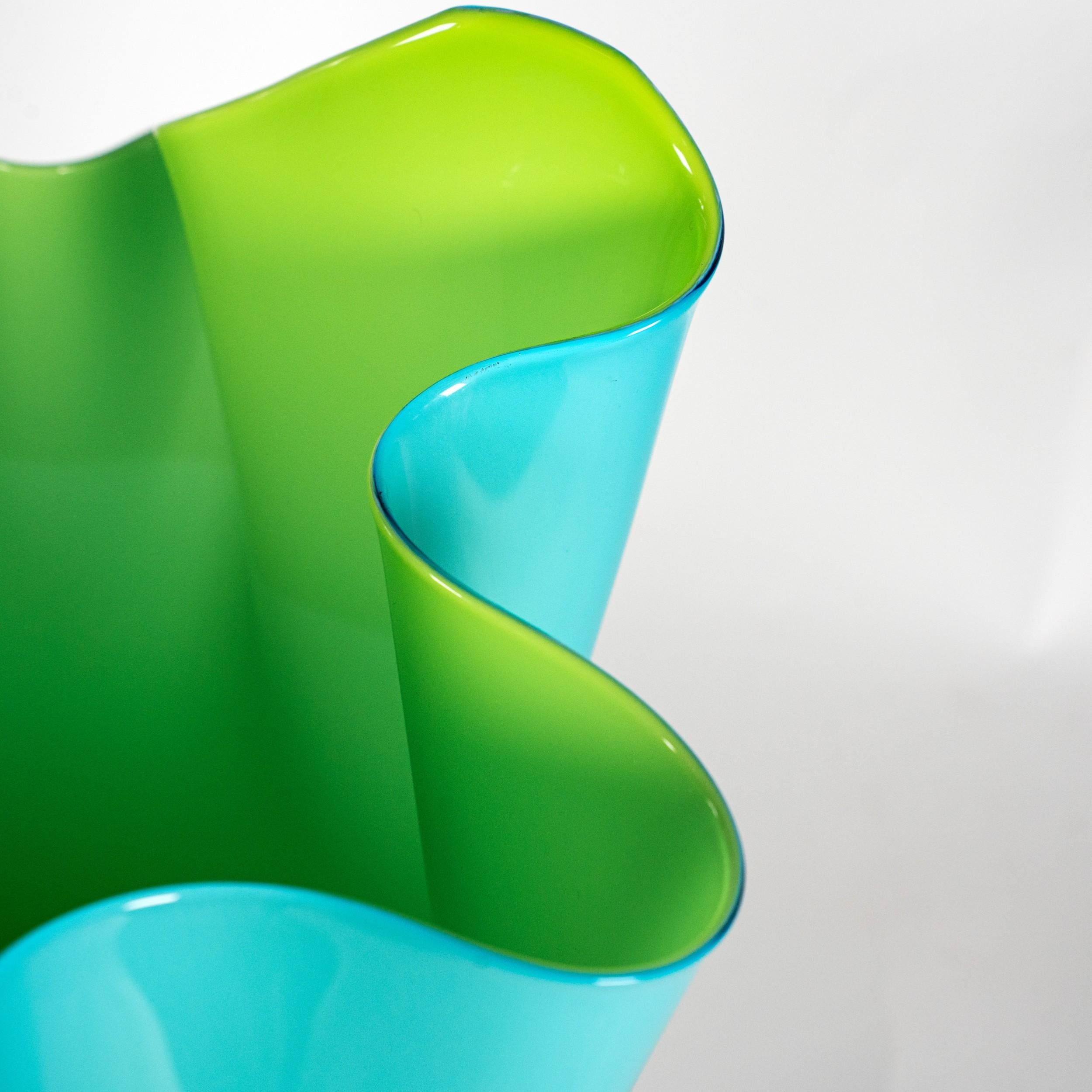 Vase VENINI Fazzoletto aigue-marine et vert en verre de Murano, signé 2010 Excellent état - En vente à Venezia, IT