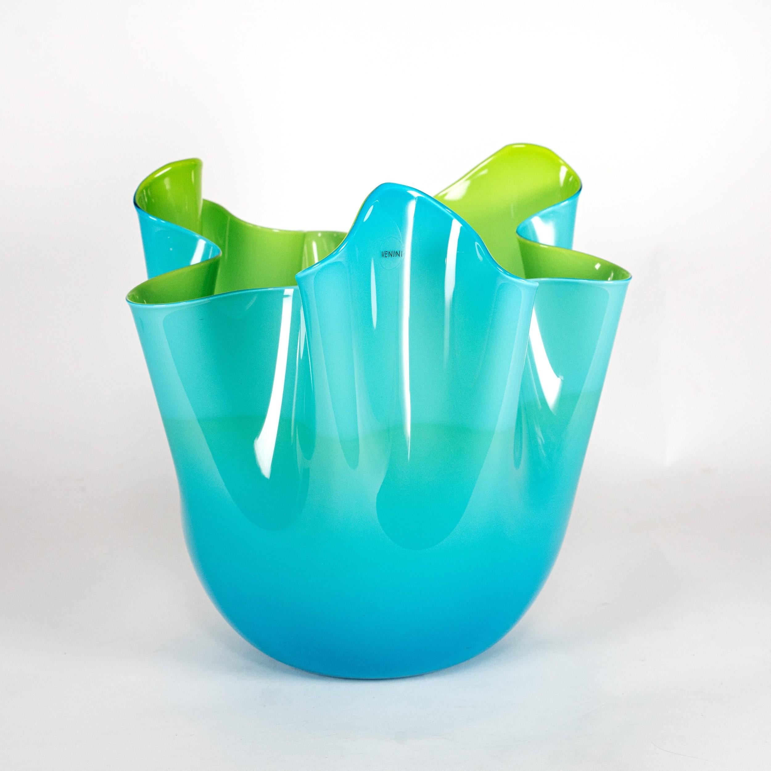 XXIe siècle et contemporain Vase VENINI Fazzoletto aigue-marine et vert en verre de Murano, signé 2010 en vente