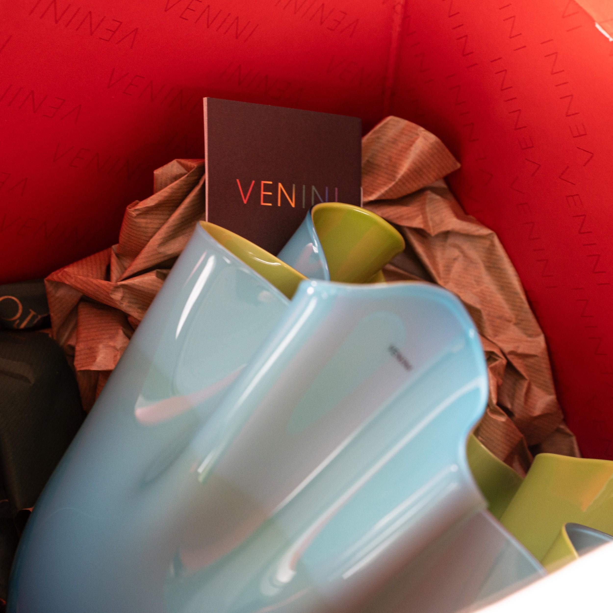 Verre brun Vase VENINI Fazzoletto aigue-marine et vert en verre de Murano, signé 2010 en vente