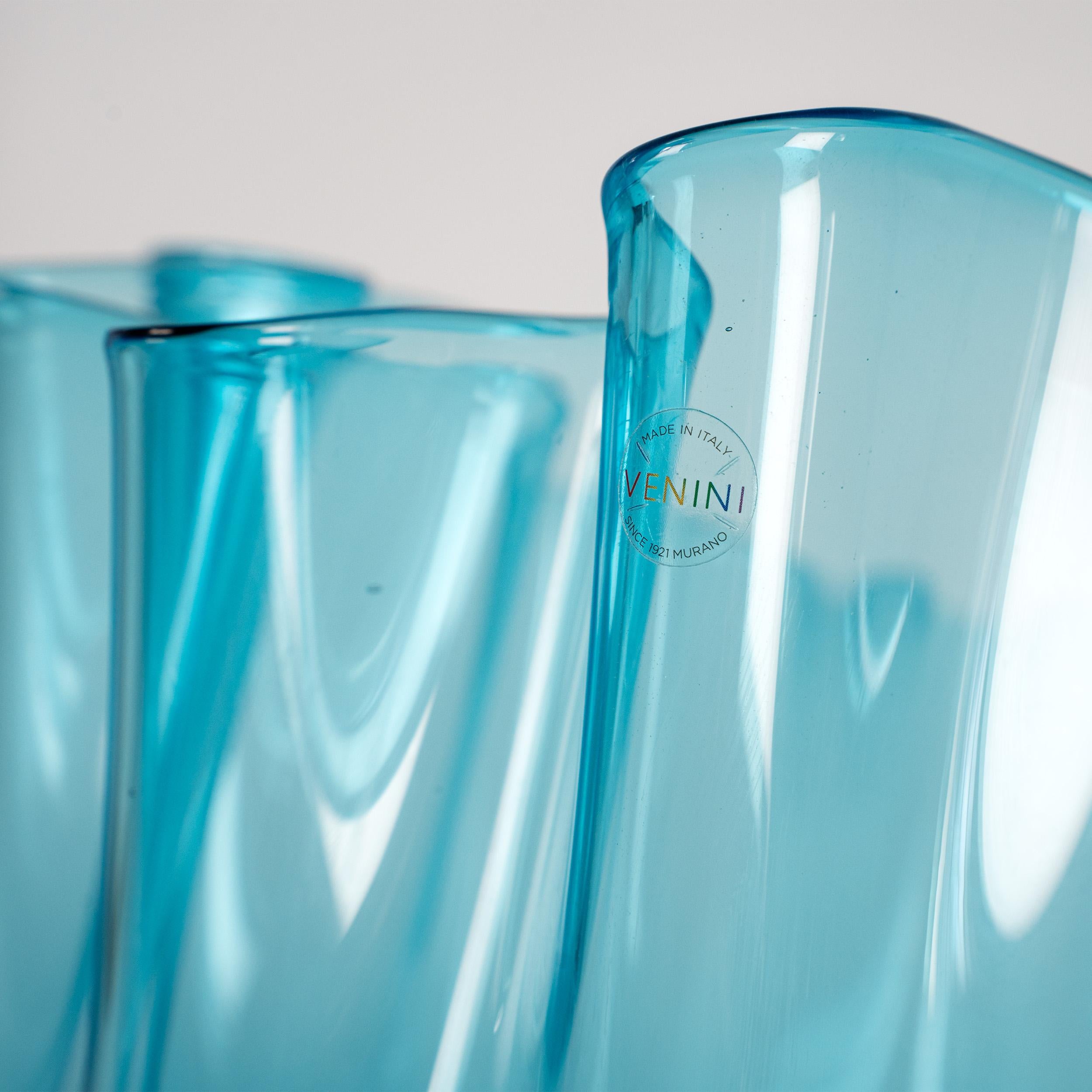 Venini vaso Fazzoletto 700.02 Acquamarina, 2014, firmato con scatola e certificato originali. 

Recentemente abbiamo avuto la rara opportunità di acquisire una straordinaria collezione di vasi originali Venini, conservati per decenni all'interno