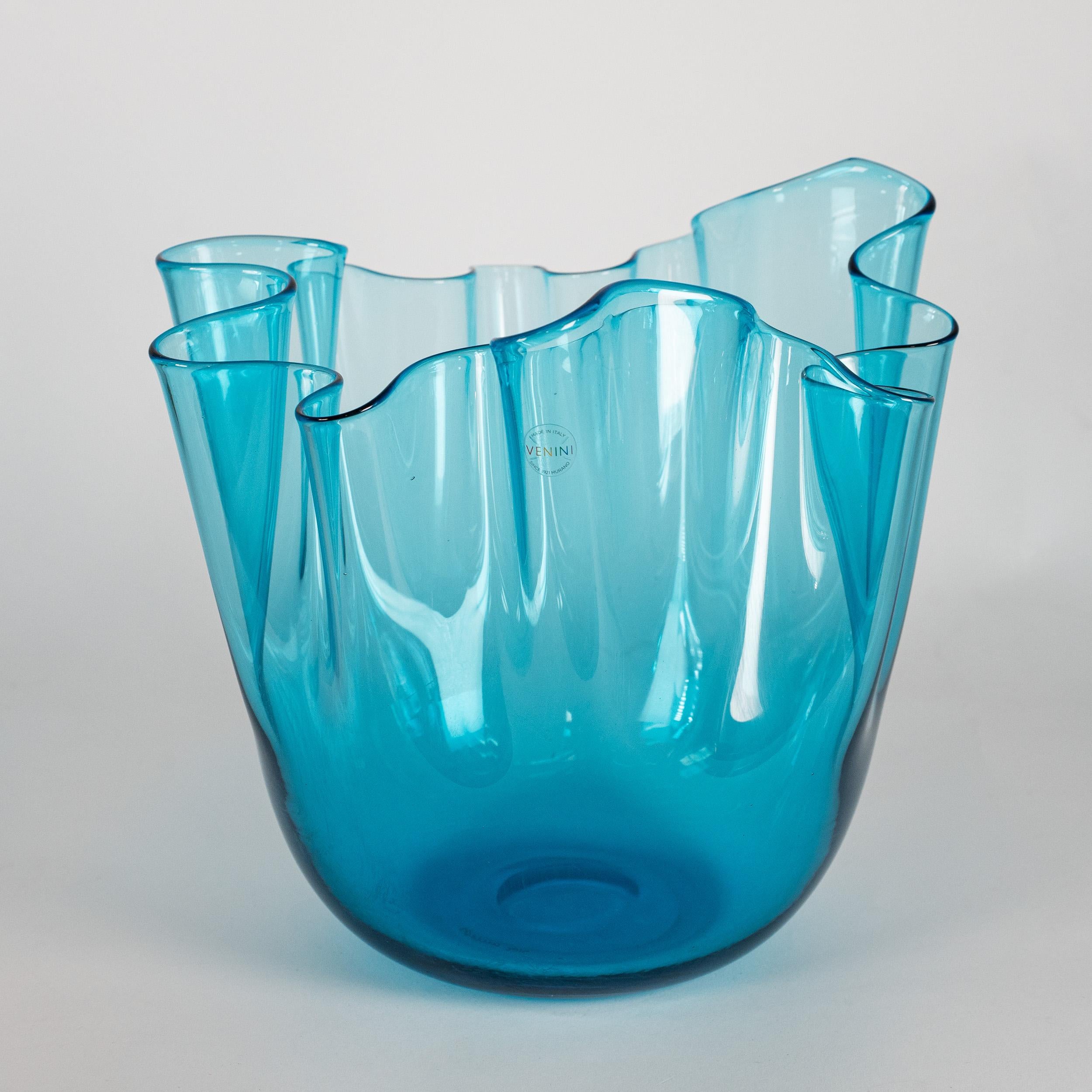Vetro soffiato Venini vaso Fazzoletto Acquamarina in vetro di Murano, firmato 1997, fatto a mano in Italia in vendita