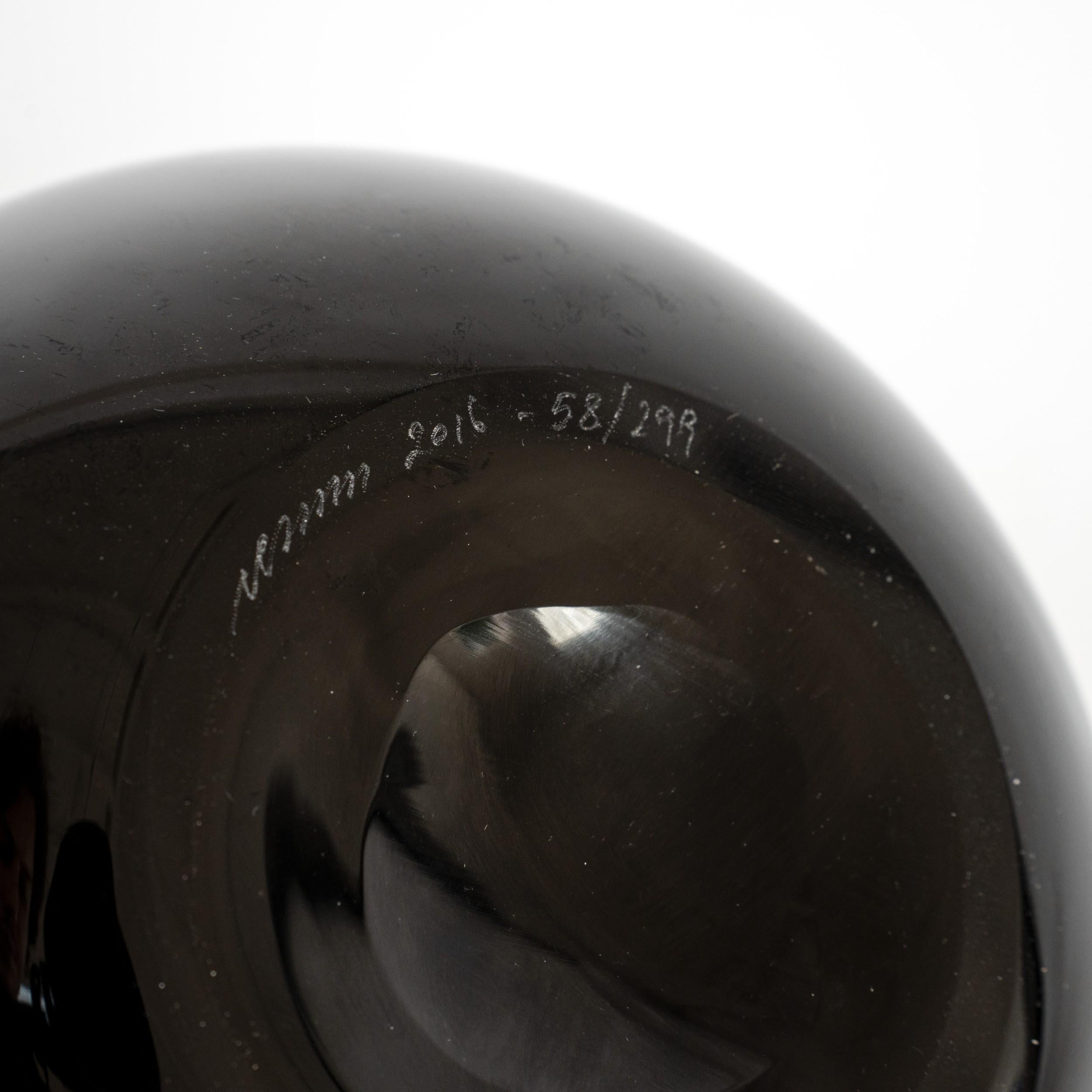 Vaso speciale Fazzoletto Tre Punte di Venini, modello 034.81, in vetro opalino Greene & Greene, edizione limitata 58/299, anno 2016. 
Non usato e conservato in ottime condizioni, questo pezzo d'arte in edizione limitata porta la firma di Venini ed è