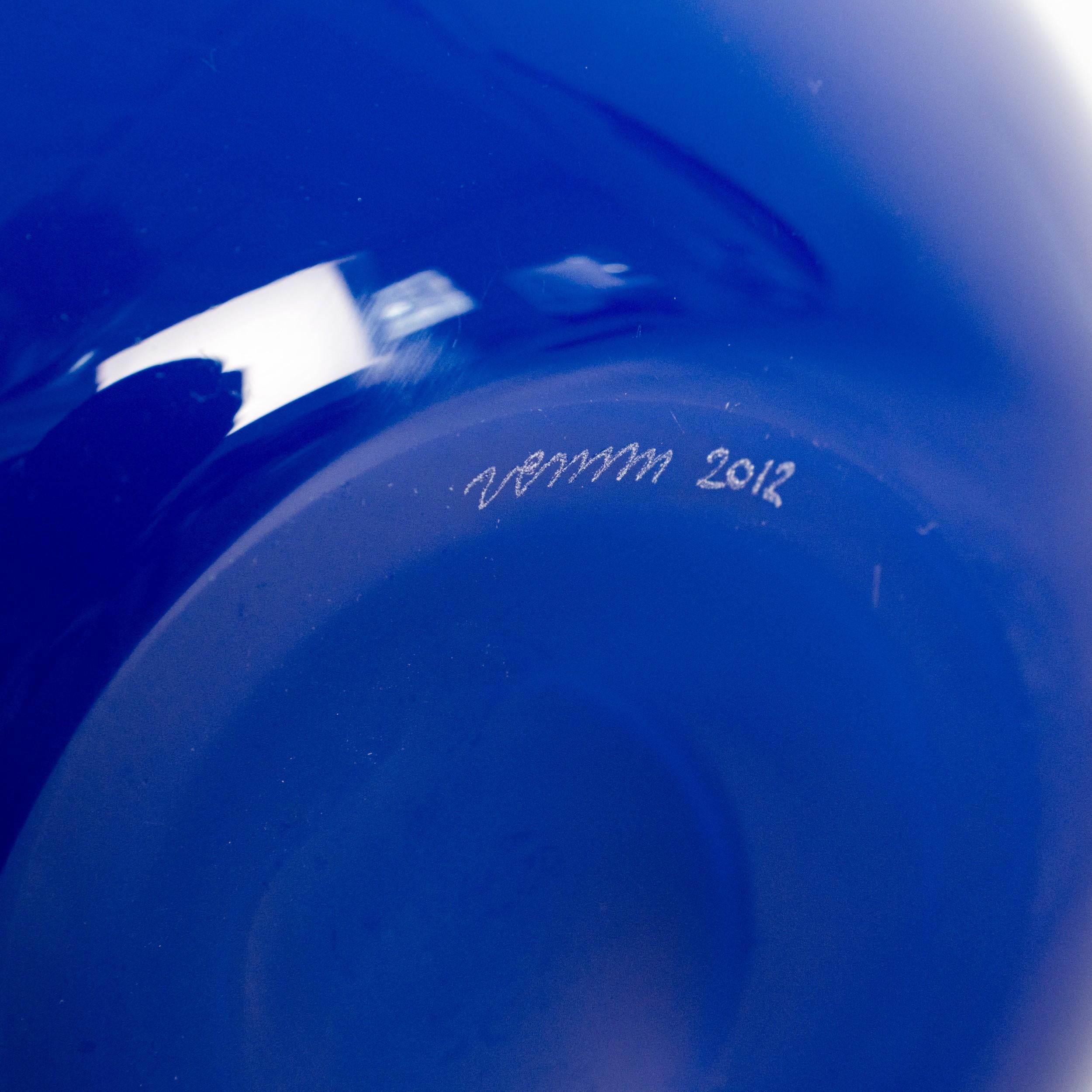 Vaso Fazzoletto di Venini in edizione speciale, modello 700.00, prodotto nel 2012 per commemorare il 90° anniversario di Venini (1921-2011). Realizzato in vetro blu zaffiro, soffiato a mano e rifinito con il caratteristico bordo ondulato che