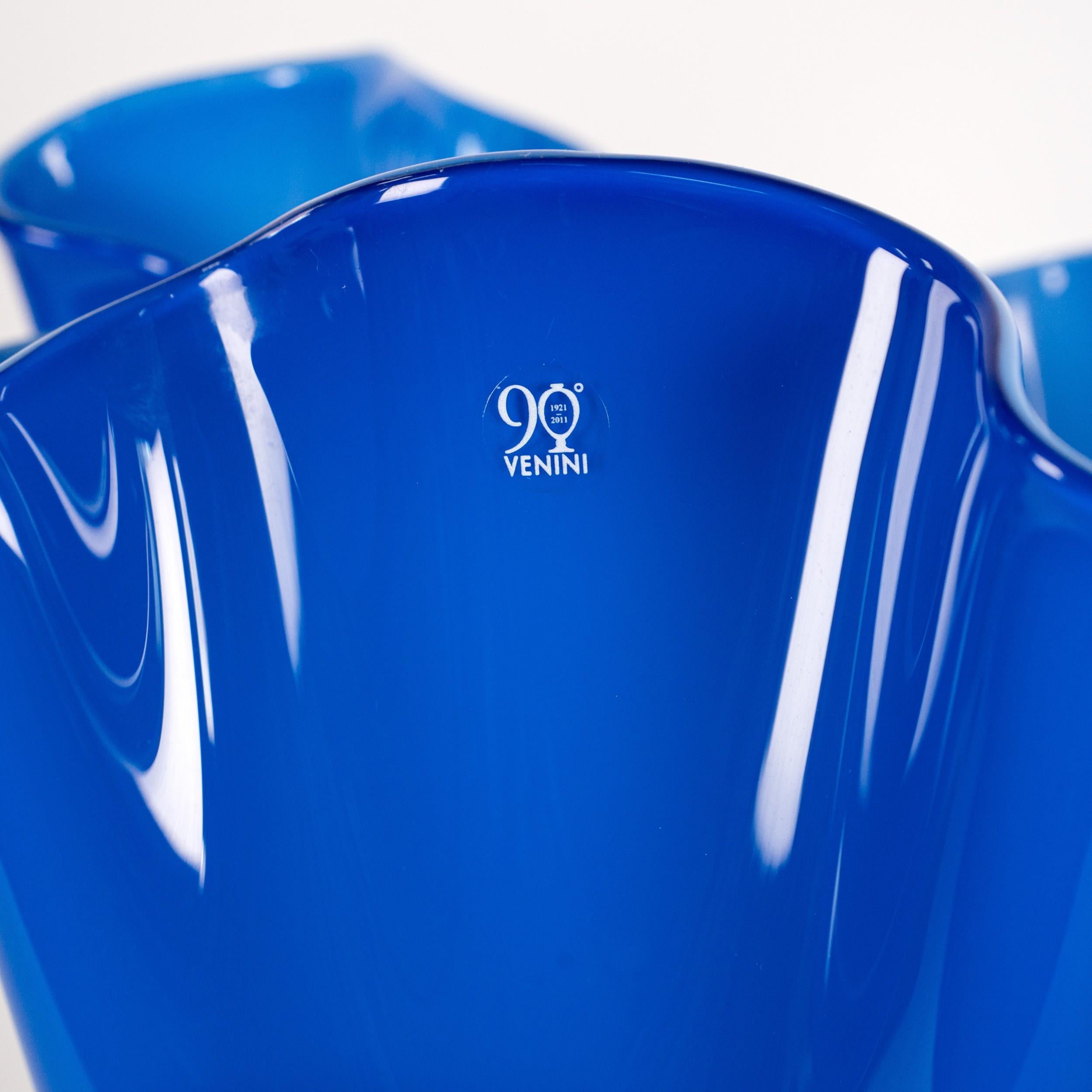Italiano Venini vaso Fazzoletto Blu Zaffiro in vetro di Murano, firmato 2012 fatto a mano in Italia in vendita