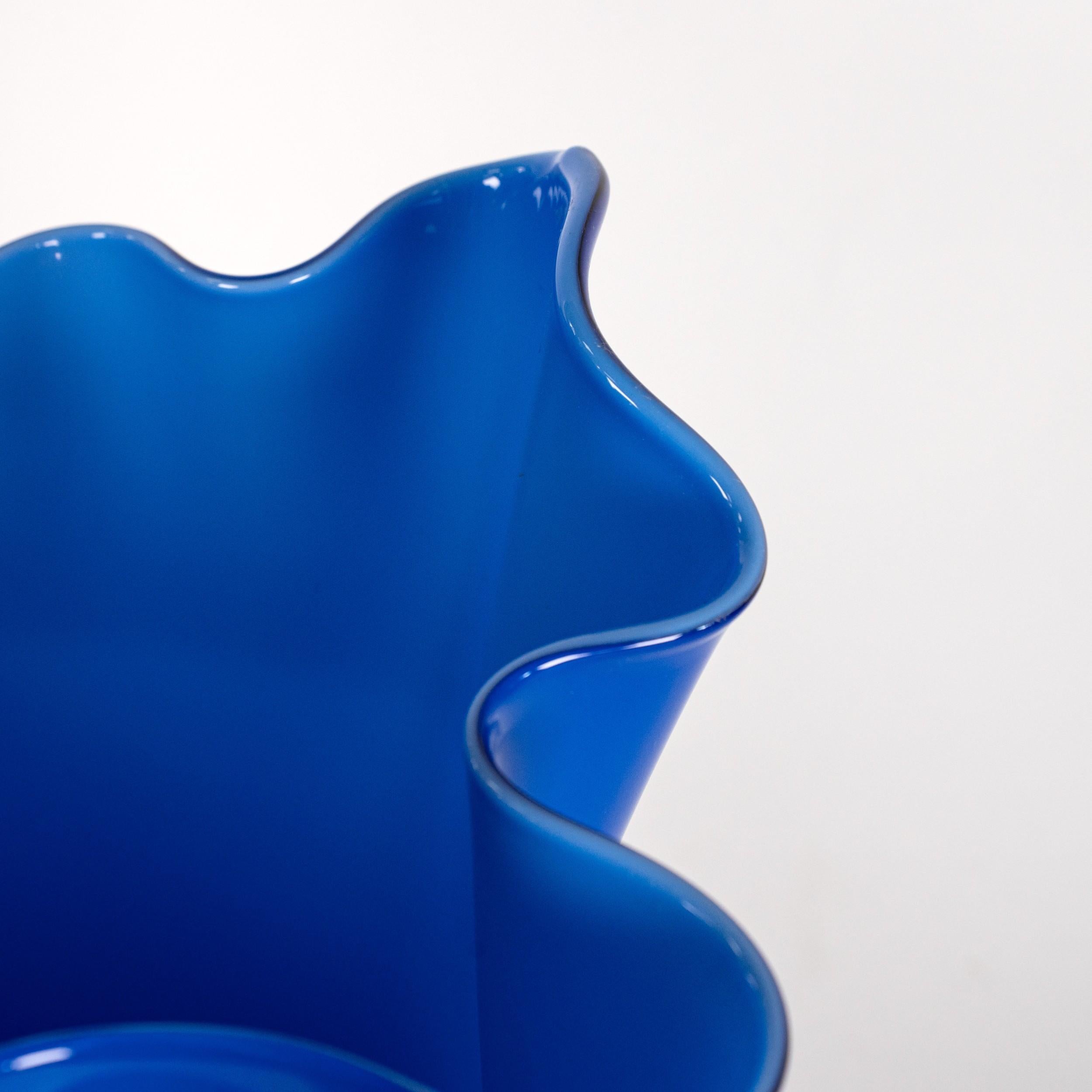 Venini vaso Fazzoletto Blu Zaffiro in vetro di Murano, firmato 2012 fatto a mano in Italia In condizioni ottime in vendita a Venezia, IT