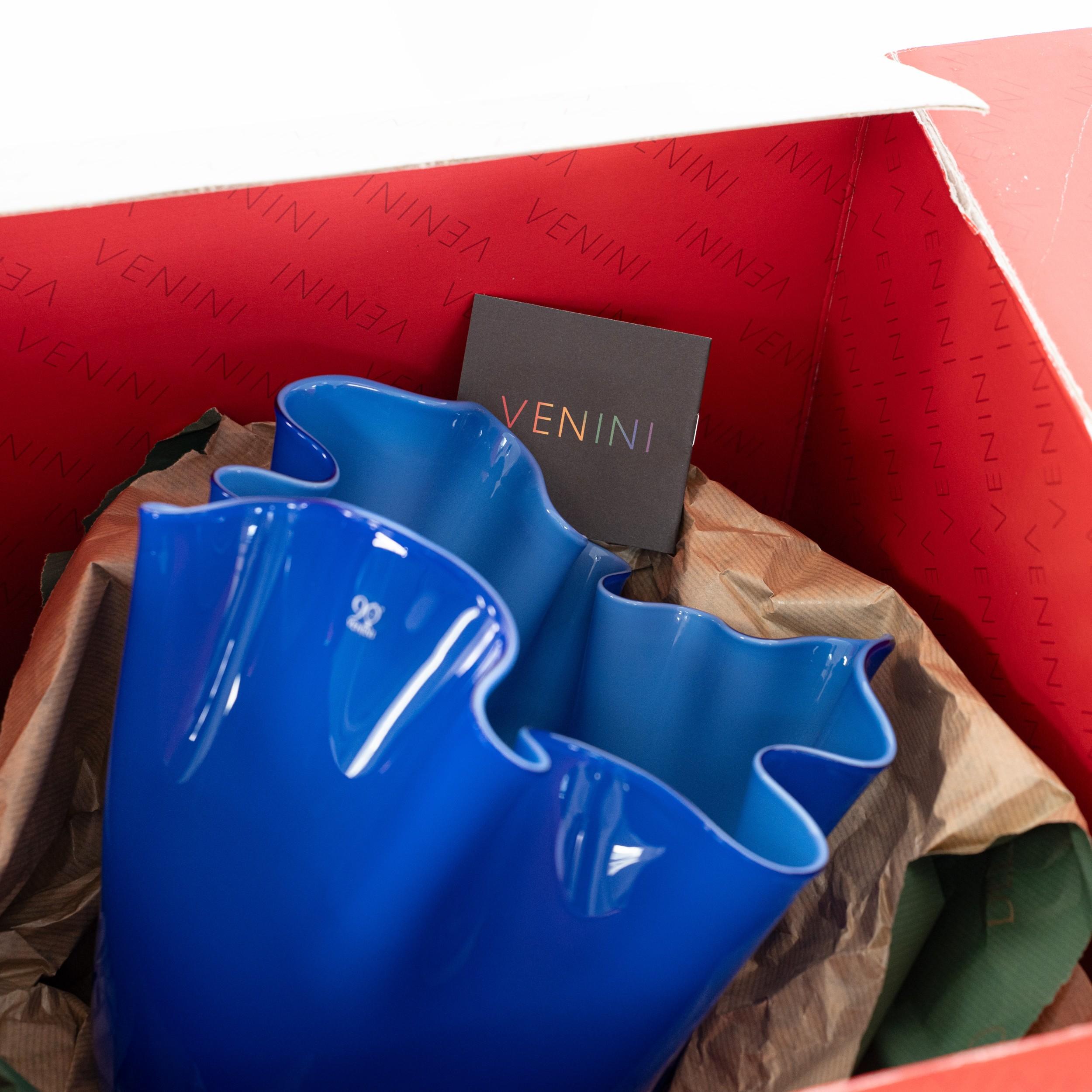 XXI secolo e contemporaneo Venini vaso Fazzoletto Blu Zaffiro in vetro di Murano, firmato 2012 fatto a mano in Italia in vendita