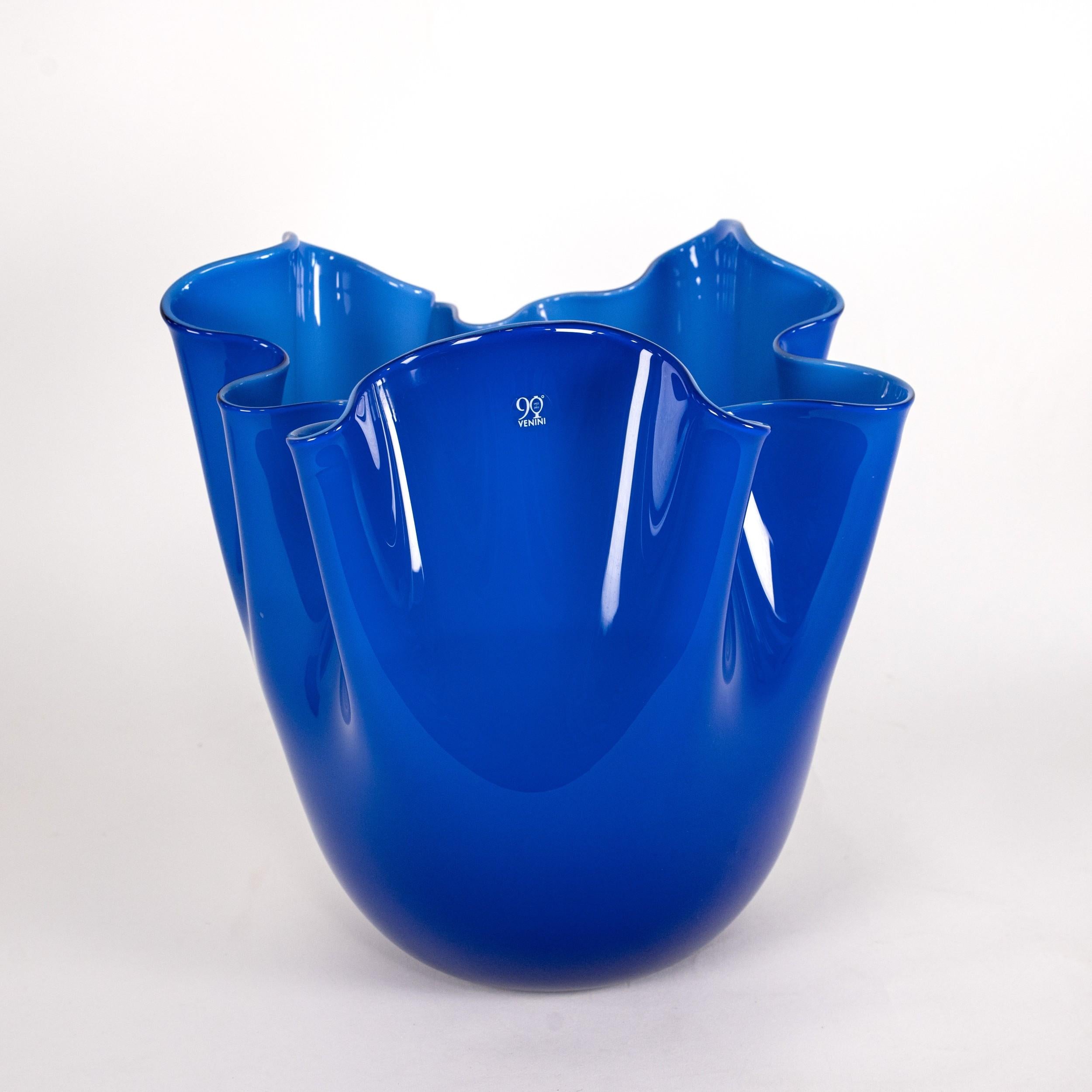 Vetro soffiato Venini vaso Fazzoletto Blu Zaffiro in vetro di Murano, firmato 2012 fatto a mano in Italia in vendita