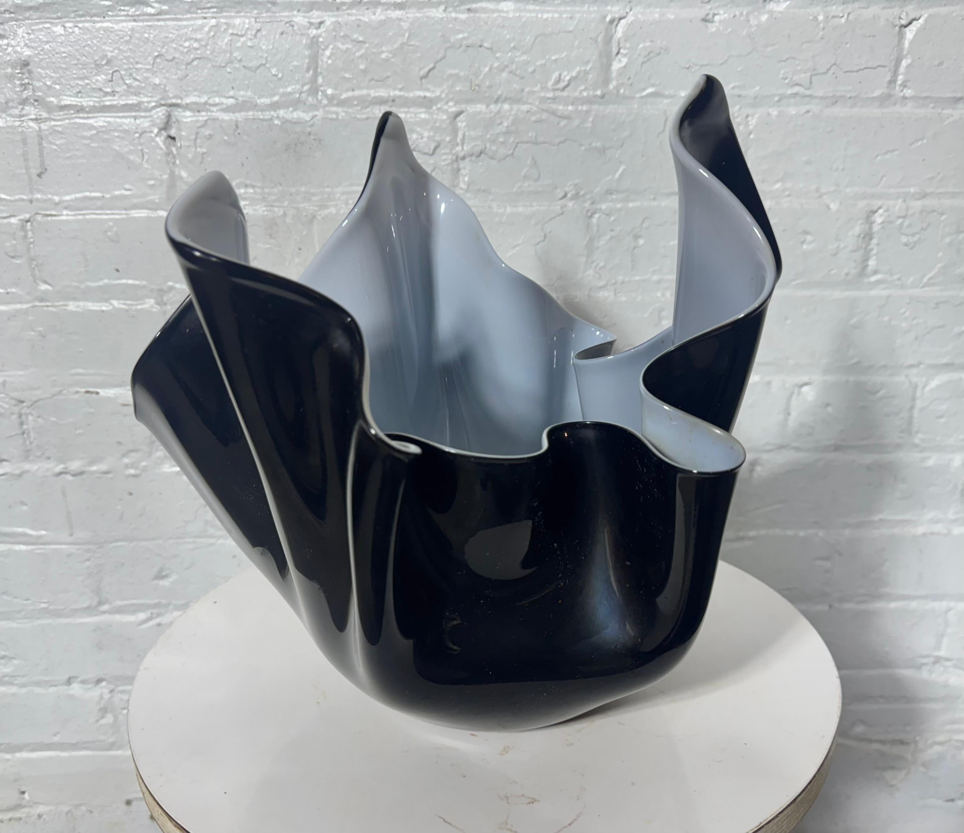 Venini Vaso Fazzoletto di Fulvio Bianconi 1950s

Un grande vaso Fazzoletto in vetro lattimo con sovrapposizione di vetro bianco e nero. È stata prodotta negli anni '50 da Venini, Venezia, su disegno di Fulvio Bianconi. Sulla base la firma rotonda