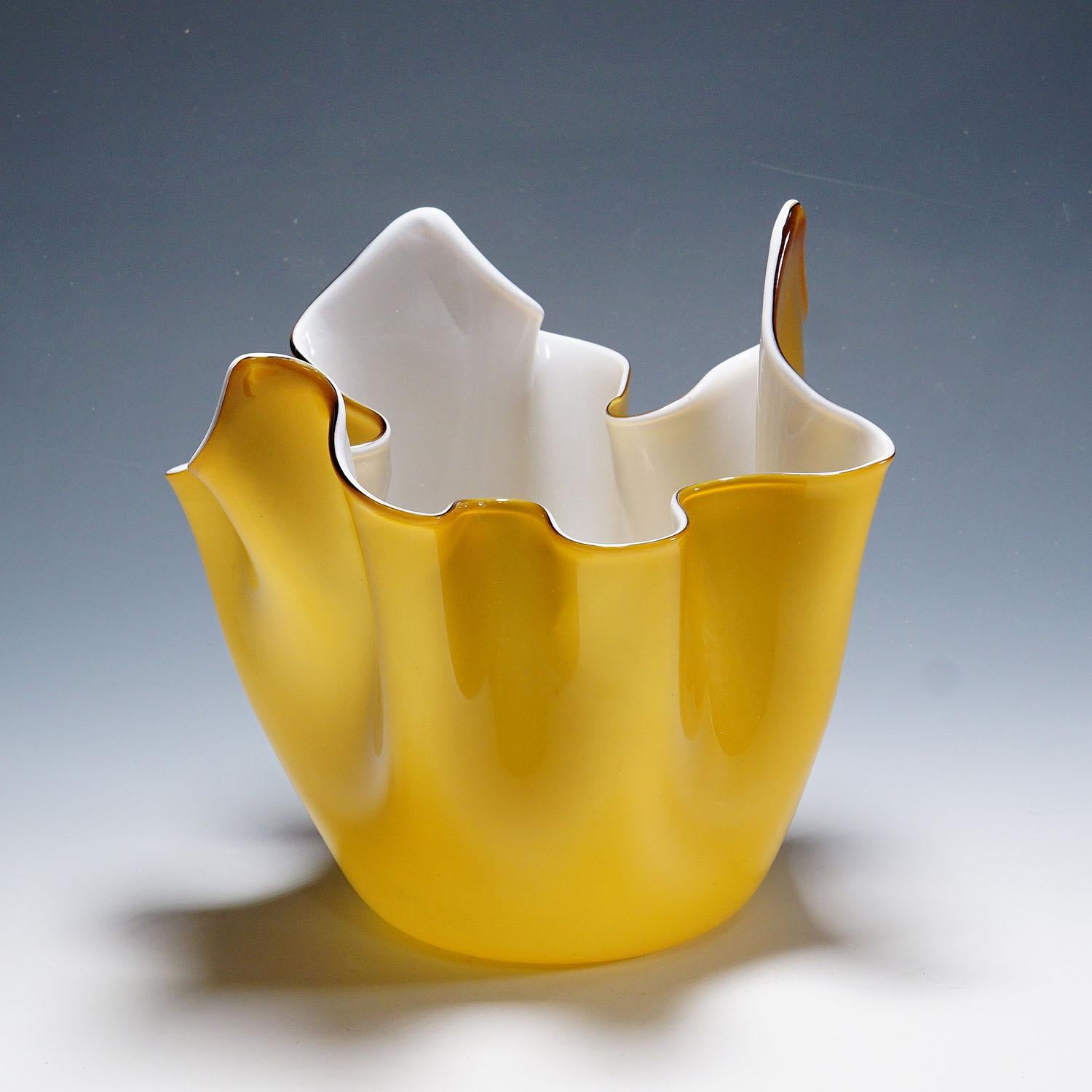 Venini Vaso Fazzoletto di Fulvio Bianconi  1950s

Un grande vaso Fazzoletto in vetro lattimo con sovrapposizione di vetro giallo e trasparente. È stata prodotta negli anni '50 da Venini, Venezia, su disegno di Fulvio Bianconi. Sulla base con