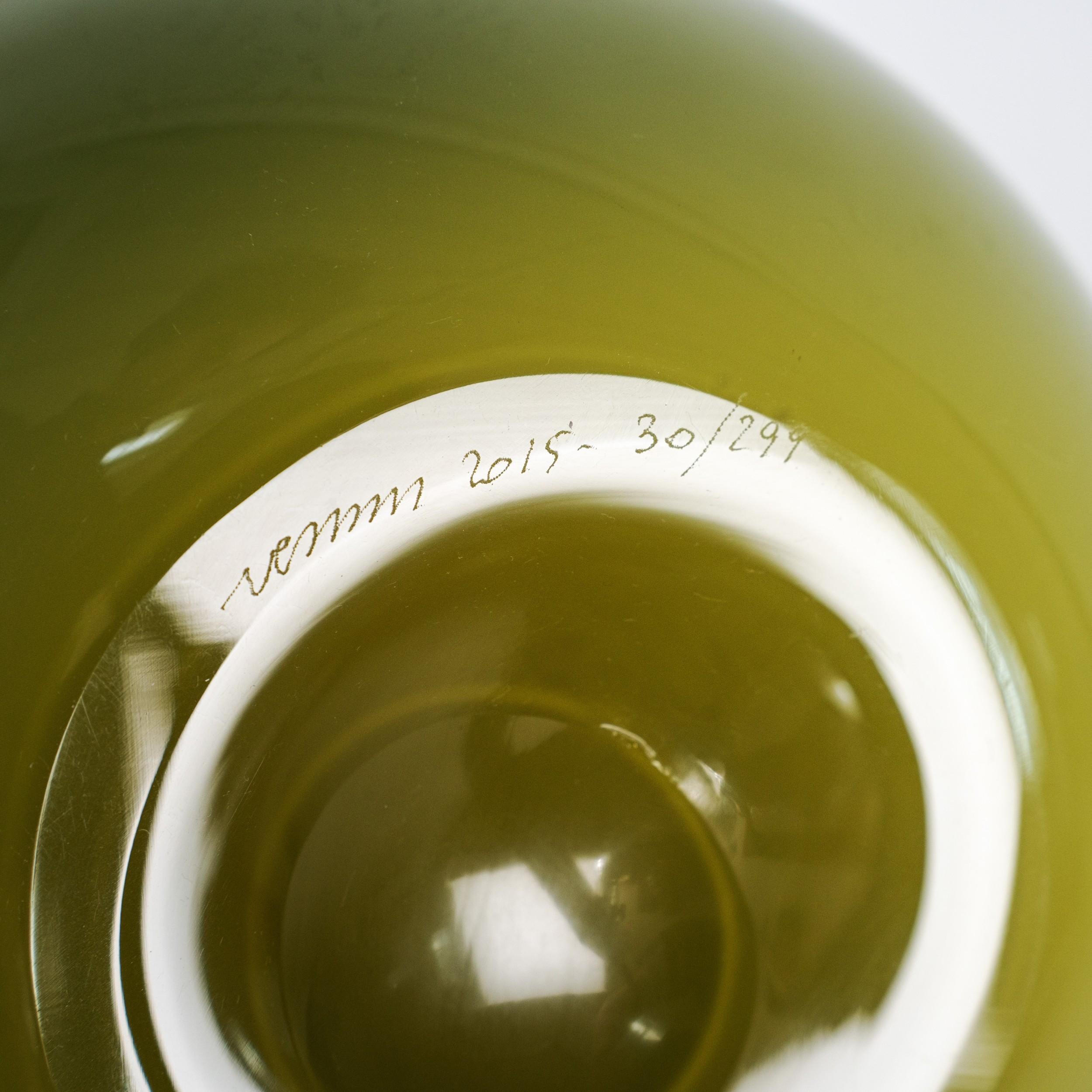 Iconico vaso Tre Punte di Venini Fazzoletto, modello 034.82, in vetro opalino Greene & Greene, edizione limitata 30/299, anno 2015. 
Non usato e conservato in ottime condizioni, questo pezzo d'arte in edizione limitata porta la firma di Venini ed è