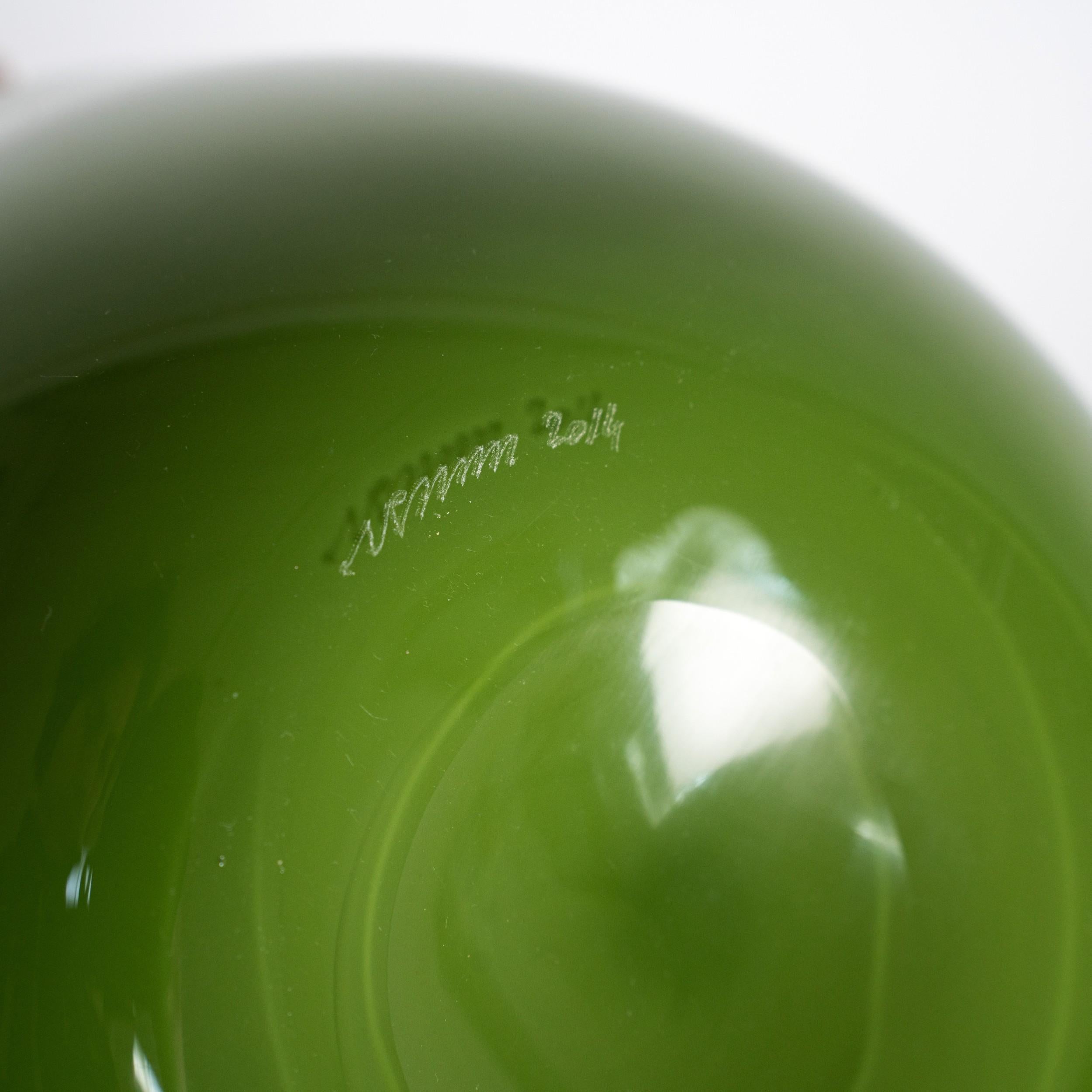 Vase Icone Venini Fazzoletto, modèle 700.00, en verre opalino vert, signé 2014 avec boîte et documents.

Soufflé et fini à la main par des maîtres verriers de Murano, avec le bord ondulé caractéristique 