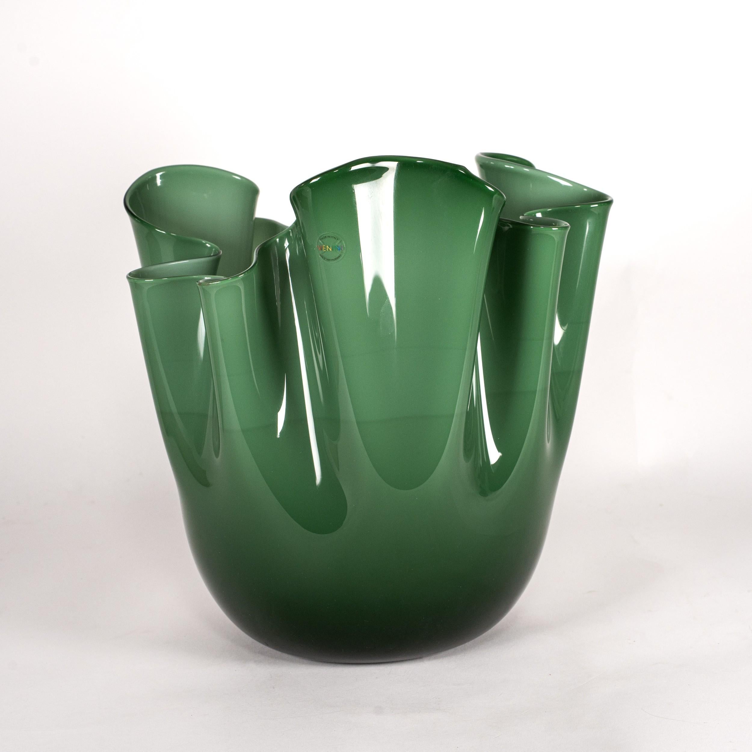 Vase iconique Venini Fazzoletto, modèle 700.00, en verre opalino vert, diamant gravé Venini 2004, avec boîte et documents. 
Soufflé et façonné à la main selon la technique traditionnelle de la mano volante, il crée le bord ondulé caractéristique de