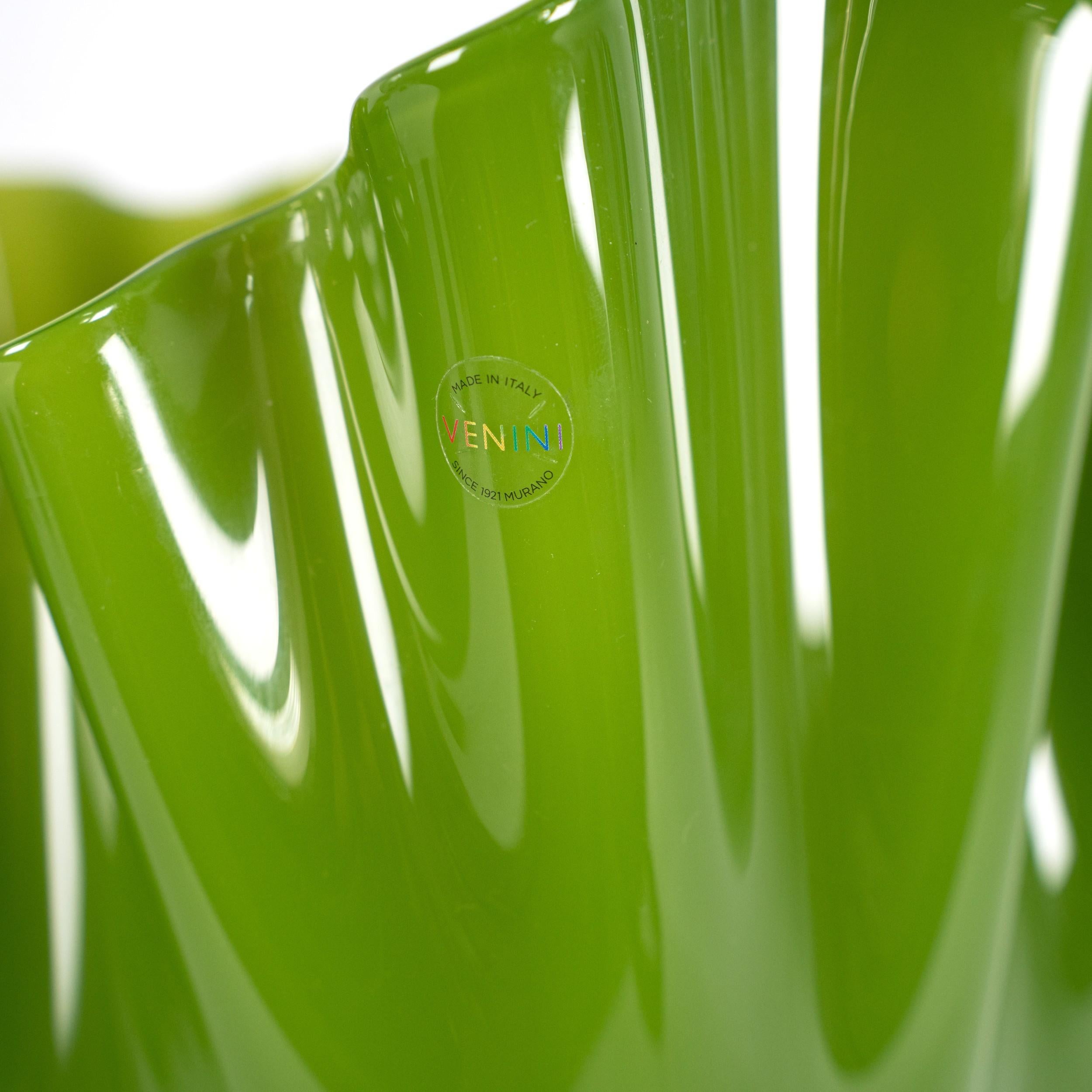 Mid-Century Modern Vase VENINI Fazzoletto Vert Verre de Murano, Signé 2014, fait main en Italie en vente