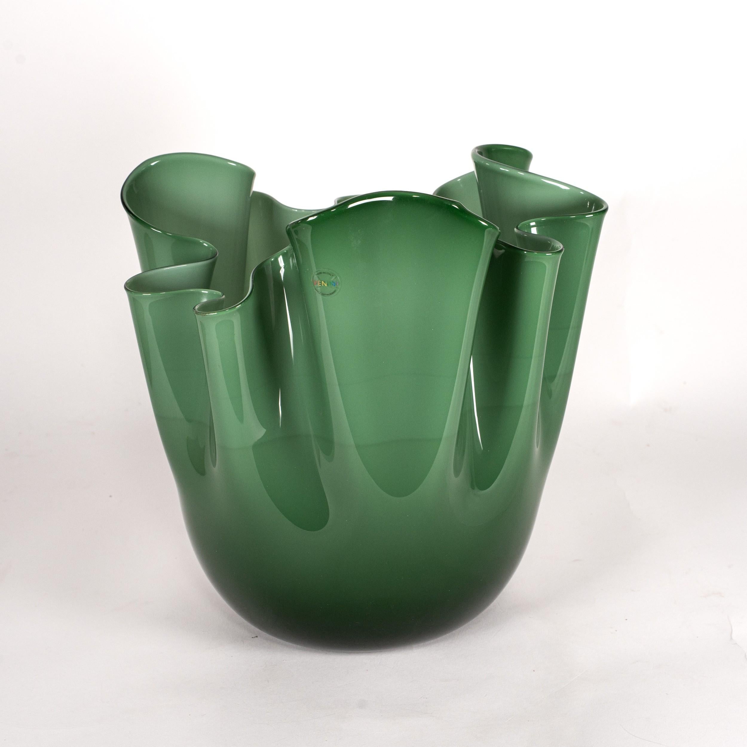 Mid-Century Modern Vase VENINI Fazzoletto Vert Verre de Murano, Signé 2014, fait main en Italie en vente