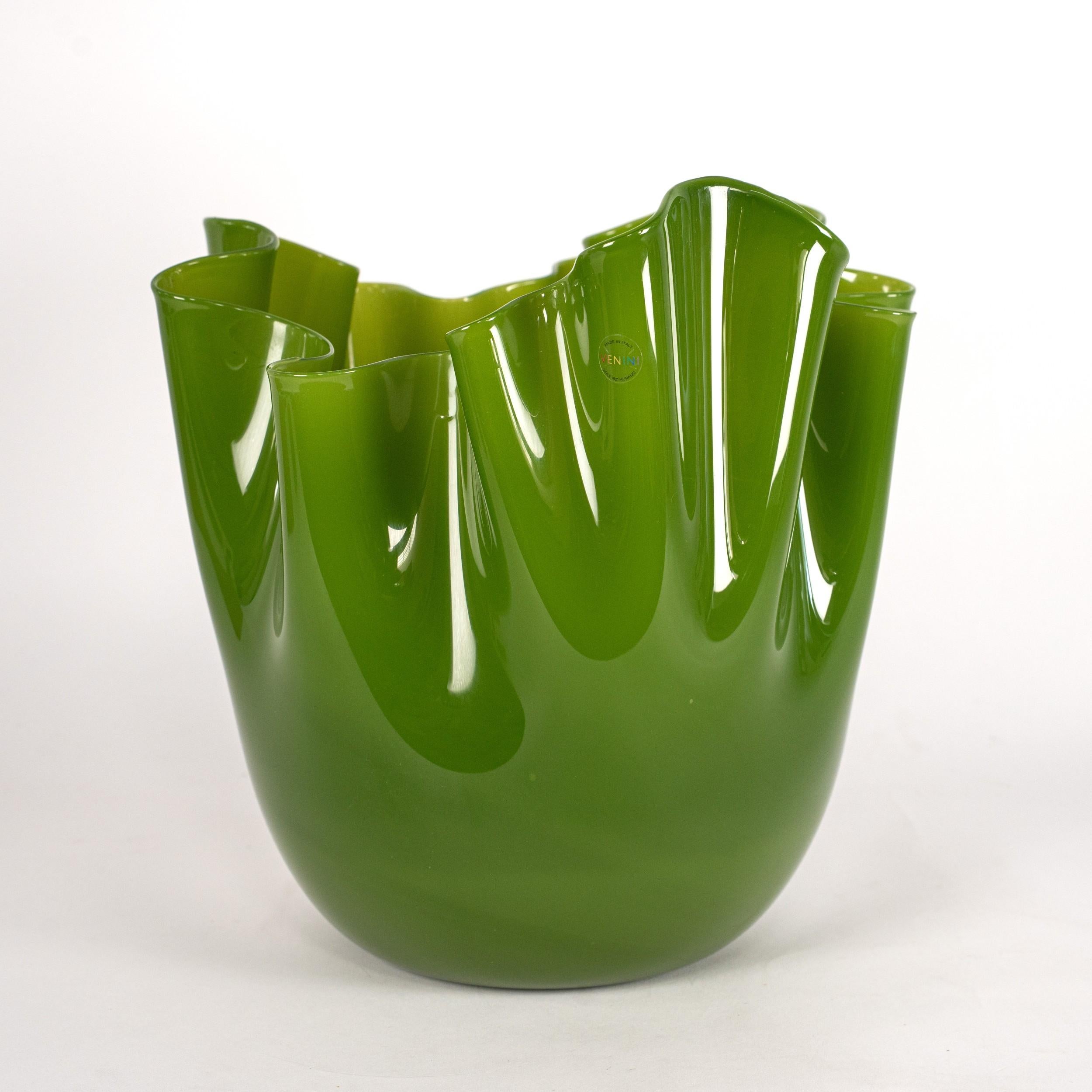 italien Vase VENINI Fazzoletto Vert Verre de Murano, Signé 2014, fait main en Italie en vente